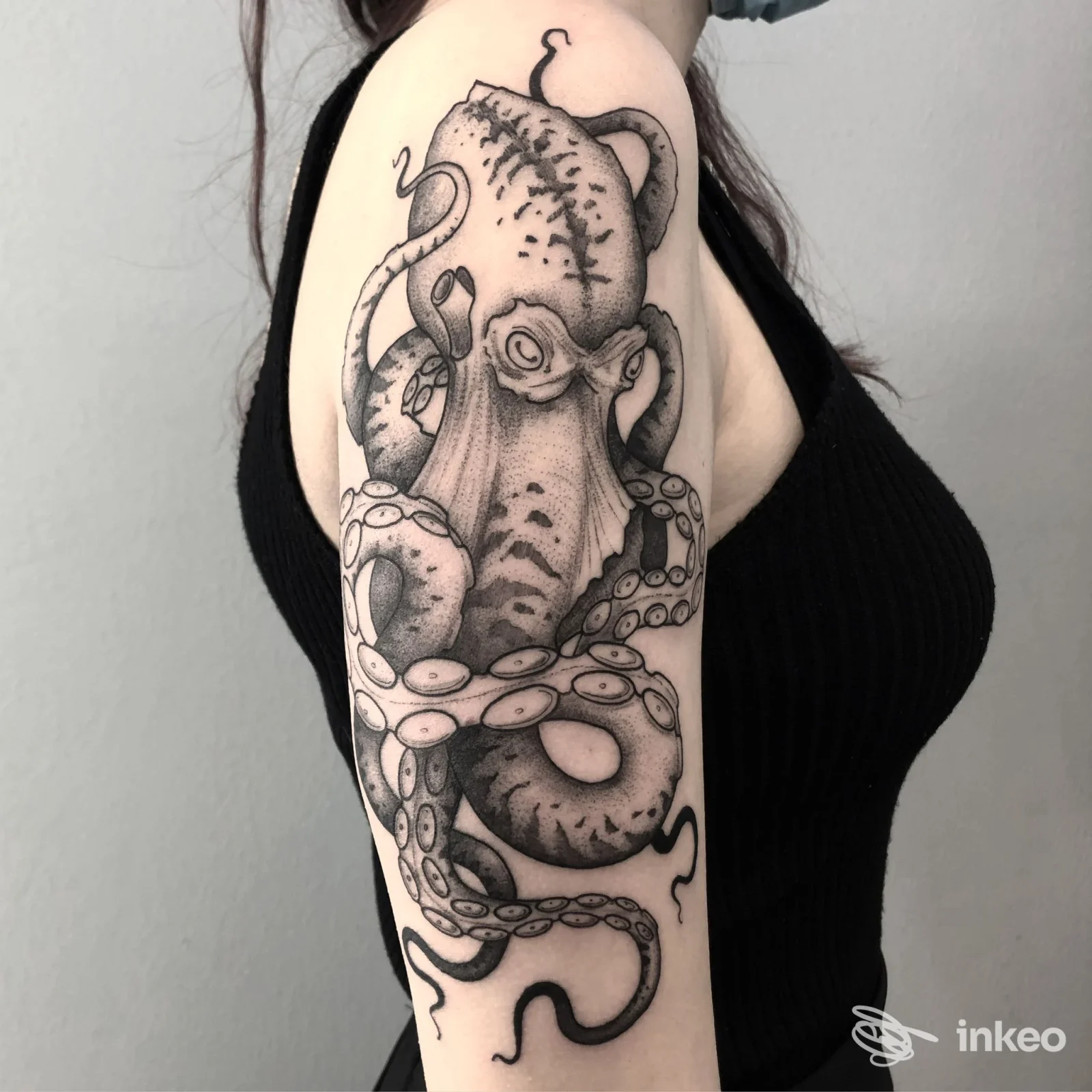 Tatuaggio di un grande polpo in bianco e nero sull'alto braccio, eseguito da Banano's Family Tattoo a Montevarchi.