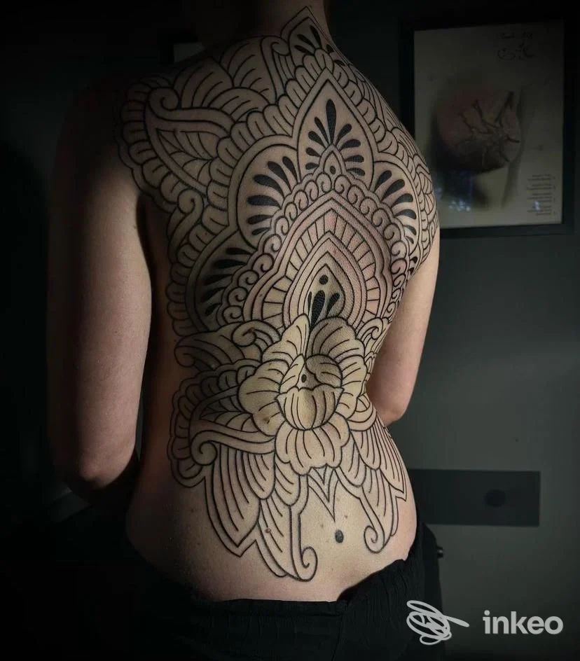 Ampio tatuaggio ornamentale in blackwork che copre la schiena di una persona, foto fornita da Barbanera Tattoo Shop, Navacchio.