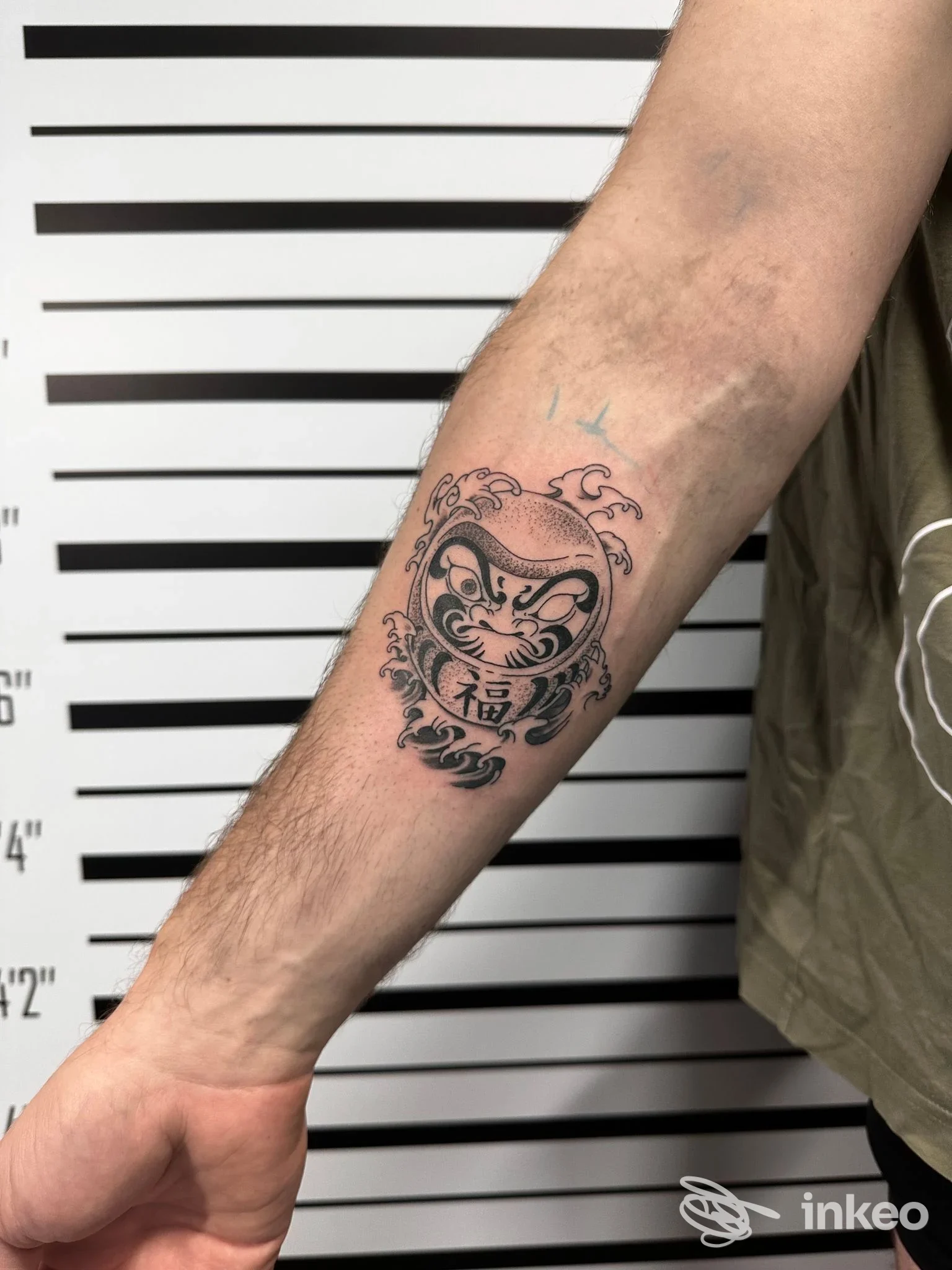Tatuaggio in nero su avambraccio fotografato nello studio Be Honest Tattoo di Simona a Cecina.