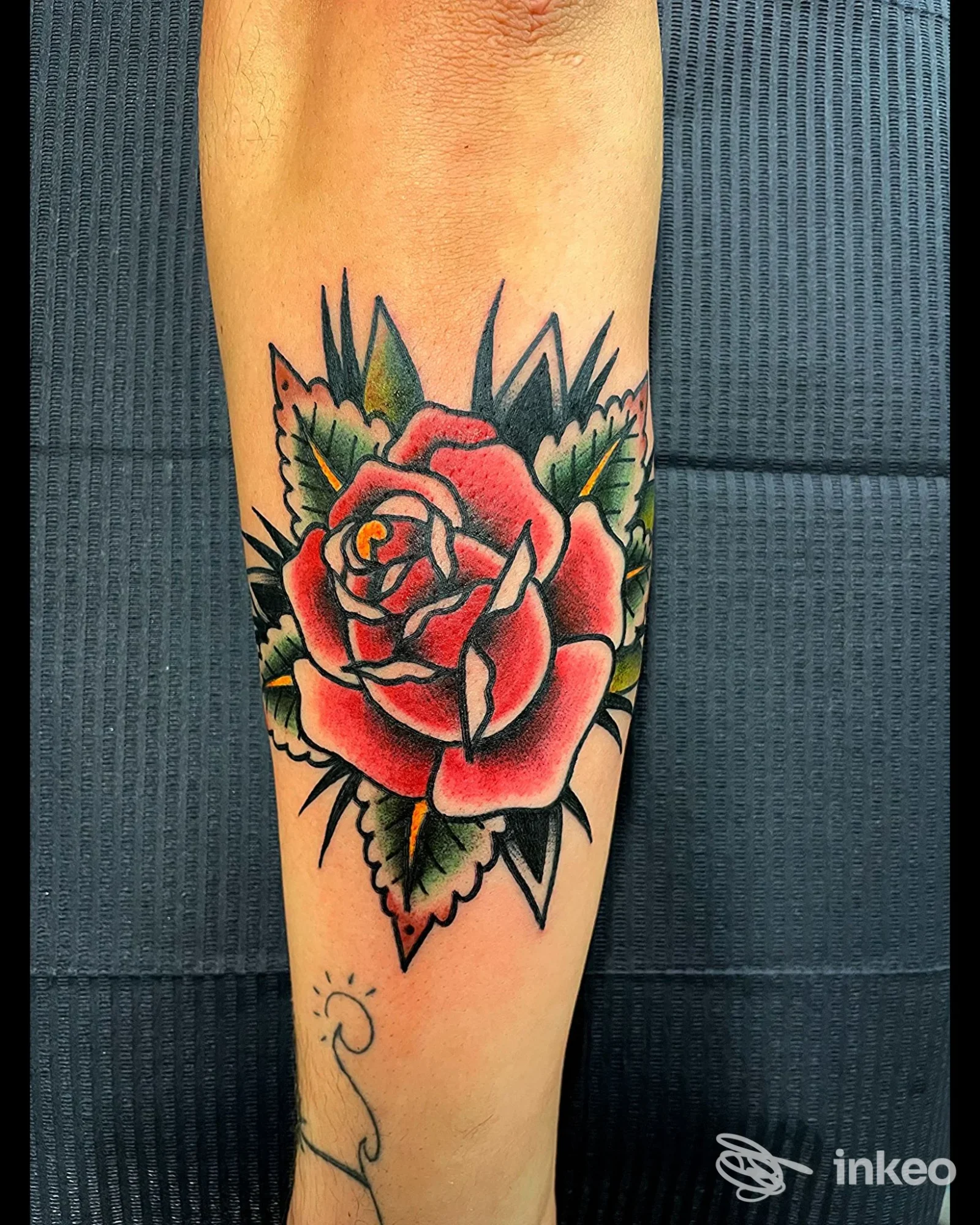 Tatuaggio tradizionale a rosa rossa su avambraccio, foto dallo studio Black Circle Hellectric Tattooing a Figline Valdarno.