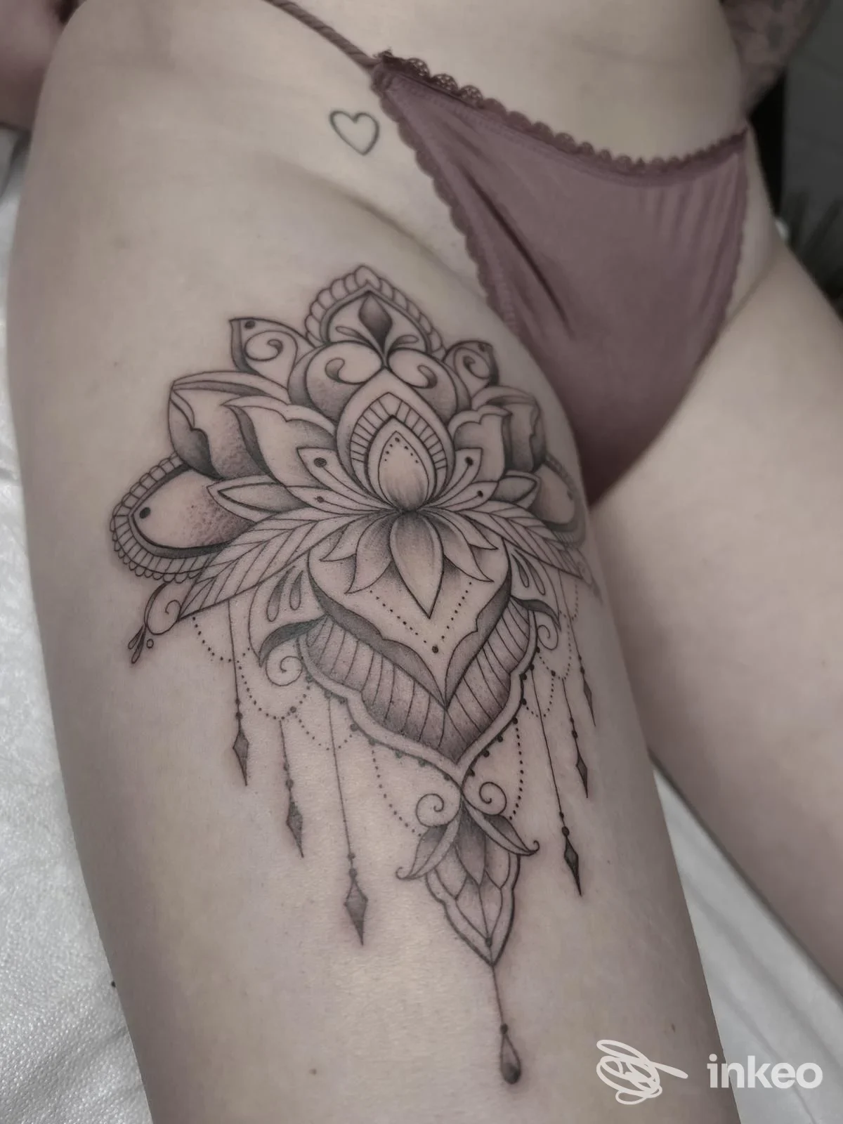 Tatuaggio mandala ornamentale in nero sulla coscia, fotografia dello studio Black Rose Tatto Studio a Collesalvetti.