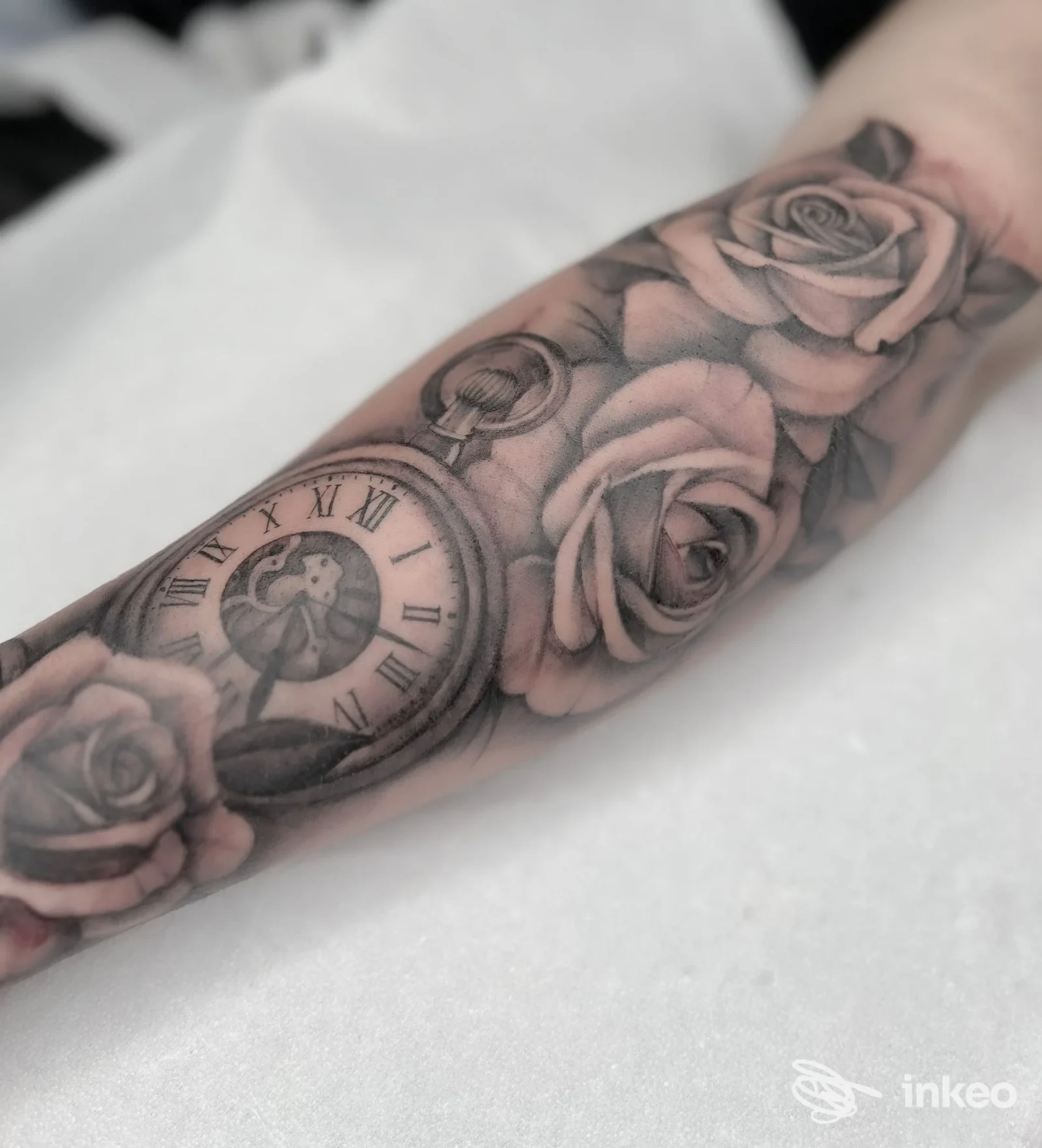 Tatuaggio realistico su avambraccio con orologio tascabile e rose, lavoro eseguito presso Black Rose Tattoo e Piercing studio, Pontedera.