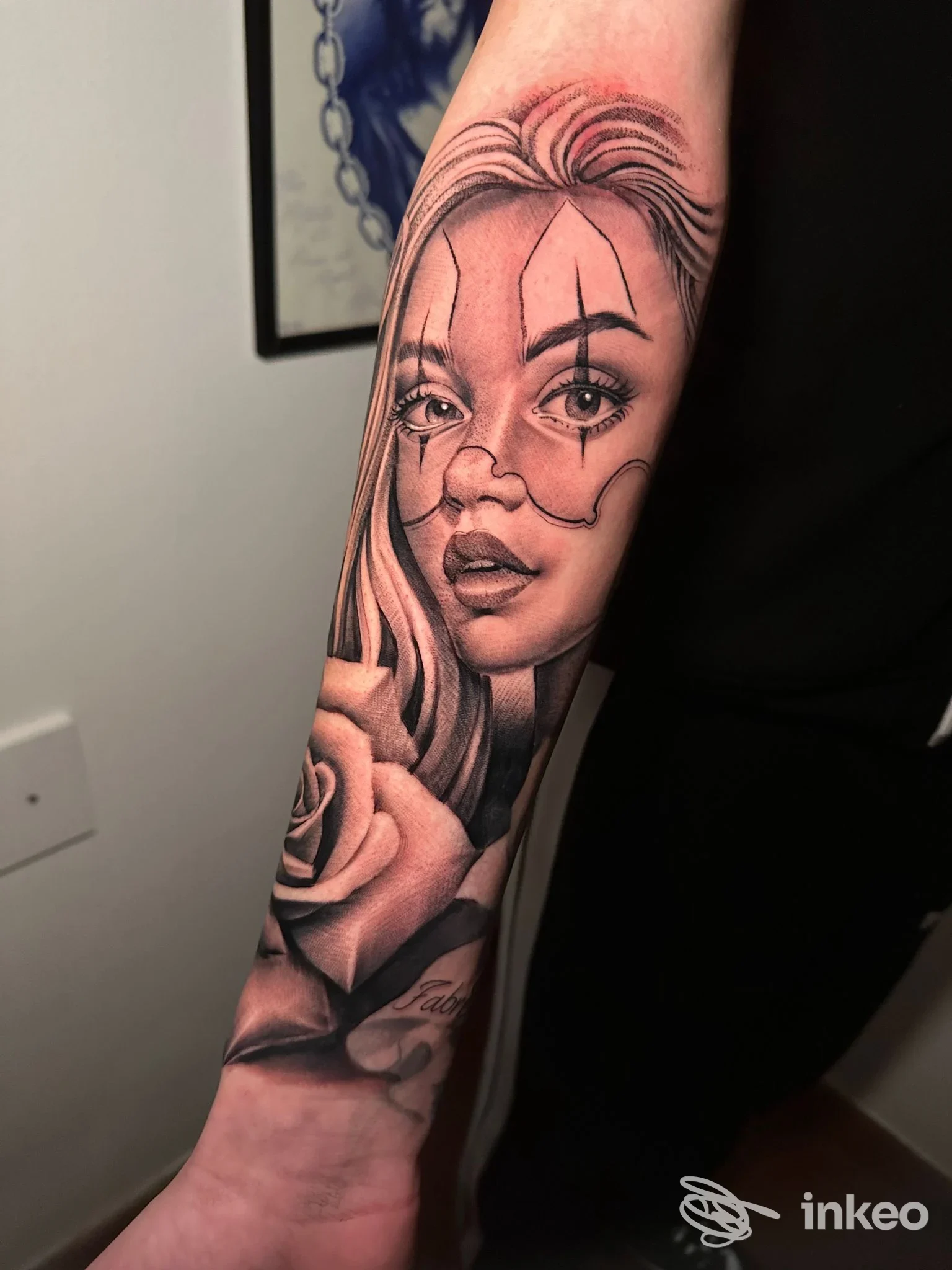 Tattoo realistico sull'avambraccio raffigurante una donna con capelli lunghi e una rosa, eseguito su pelle umana, senza testi o overlay. Firmato studio Vibe Tattoo Atelier.