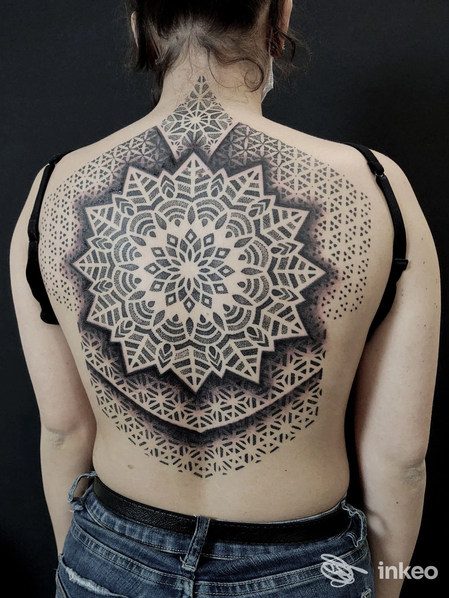 Grande tatuaggio mandala geometrico nero sul dorso, foto realizzata per Blackbindu Tattoo & Art a Volterra.