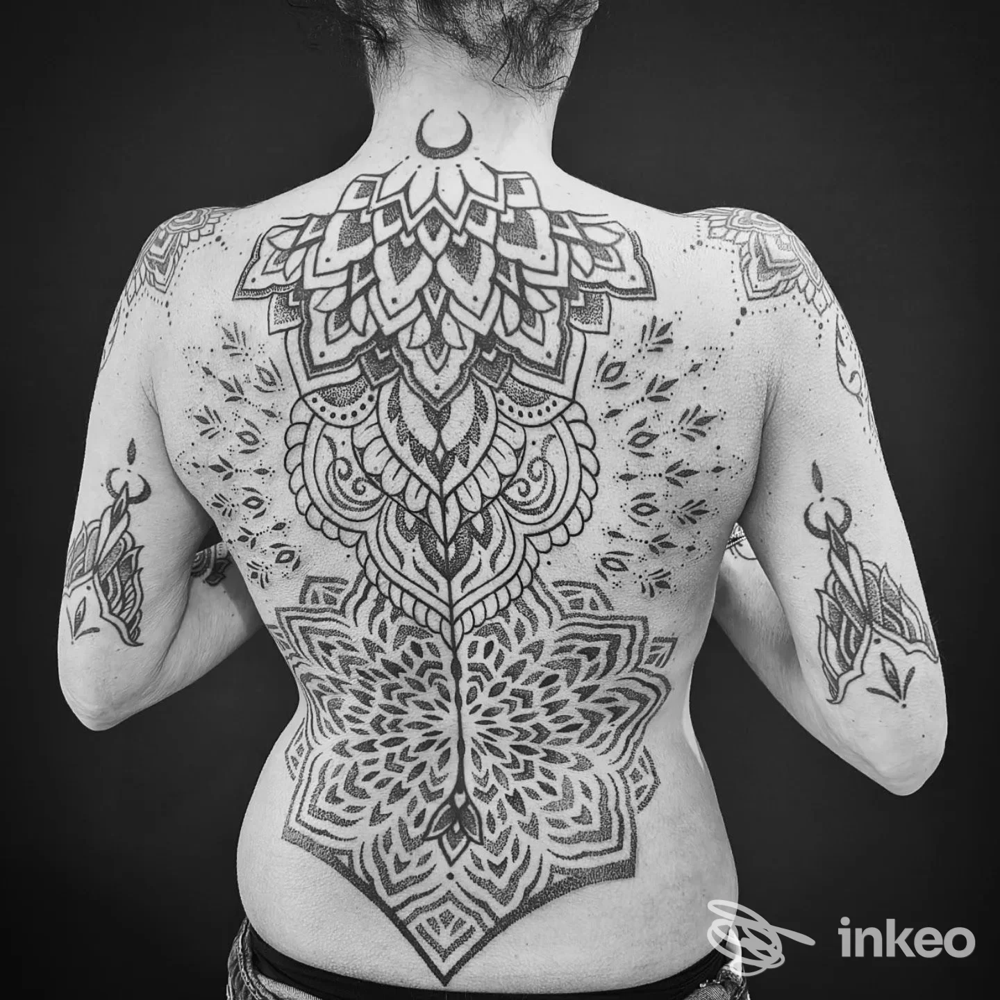 Ampio tatuaggio ornamentale sulla schiena e sugli avambracci, foto inviata da Blackbindu Tattoo & Art, Volterra.
