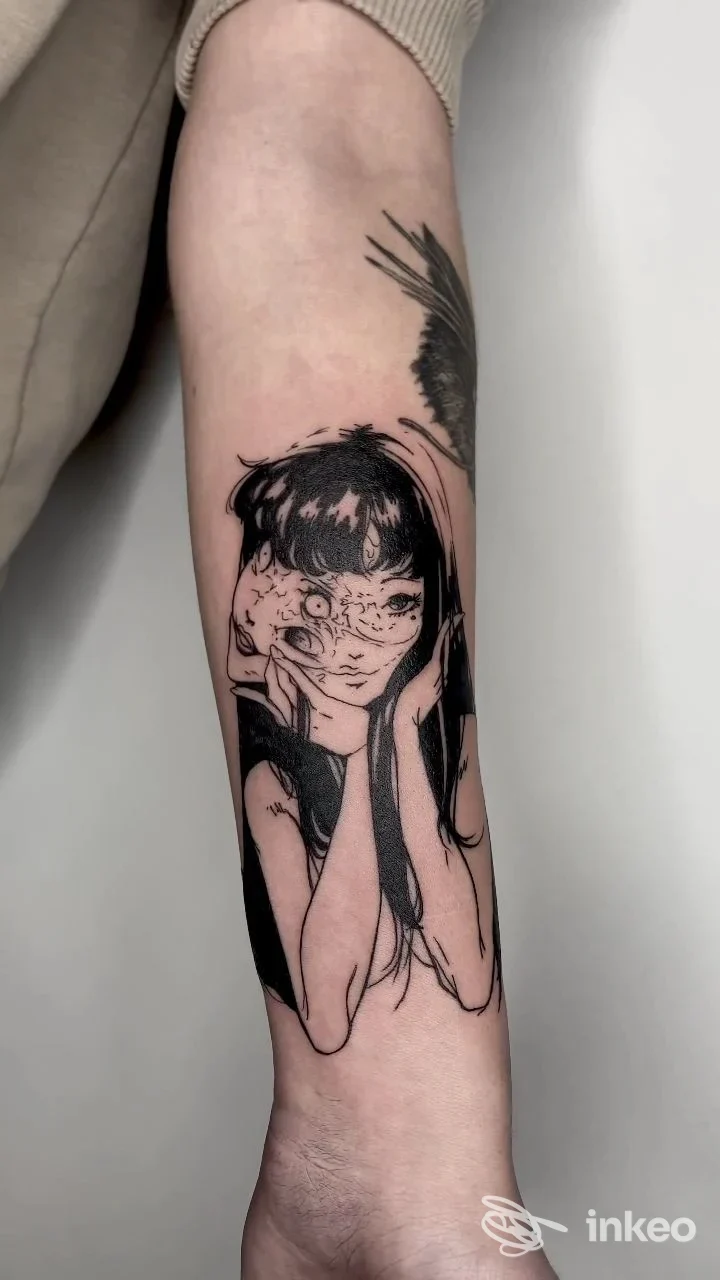 Tatuaggio in bianco e nero su avambraccio raffigurante una figura femminile, foto inviata da Bocanegra Tattoo Piercing Studio, Siena.