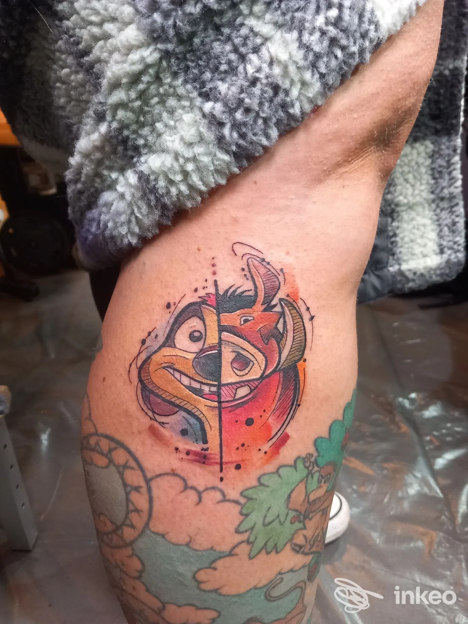 Tatuaggio colorato a forma di mascotte/volpe stilizzata sulla coscia, Bold Choice Tattoo Studio, Poggibonsi.