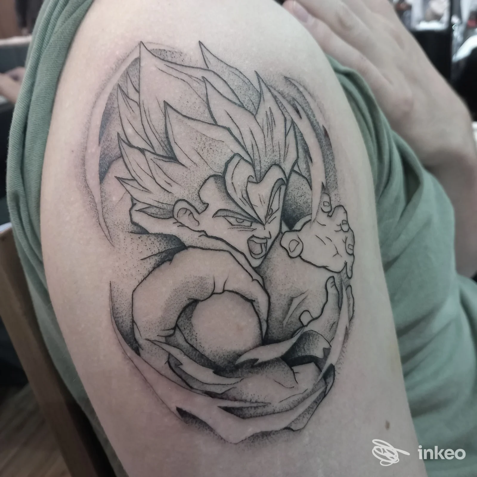 Tatuaggio in bianco e nero su braccio superiore raffigurante un personaggio in stile anime, foto fornita da Bold Choice Tattoo Studio, Poggibonsi.