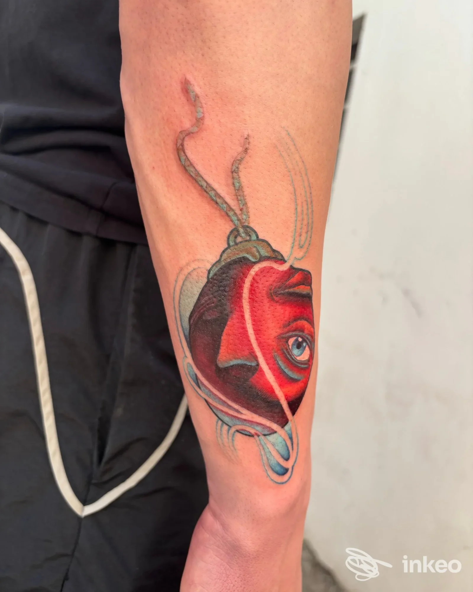 Tatuaggio colorato e dettagliato raffigurante un volto stilizzato sull'avambraccio, realizzato da Bubbles Colours Tattoo & piercing a Montelupo Fiorentino.