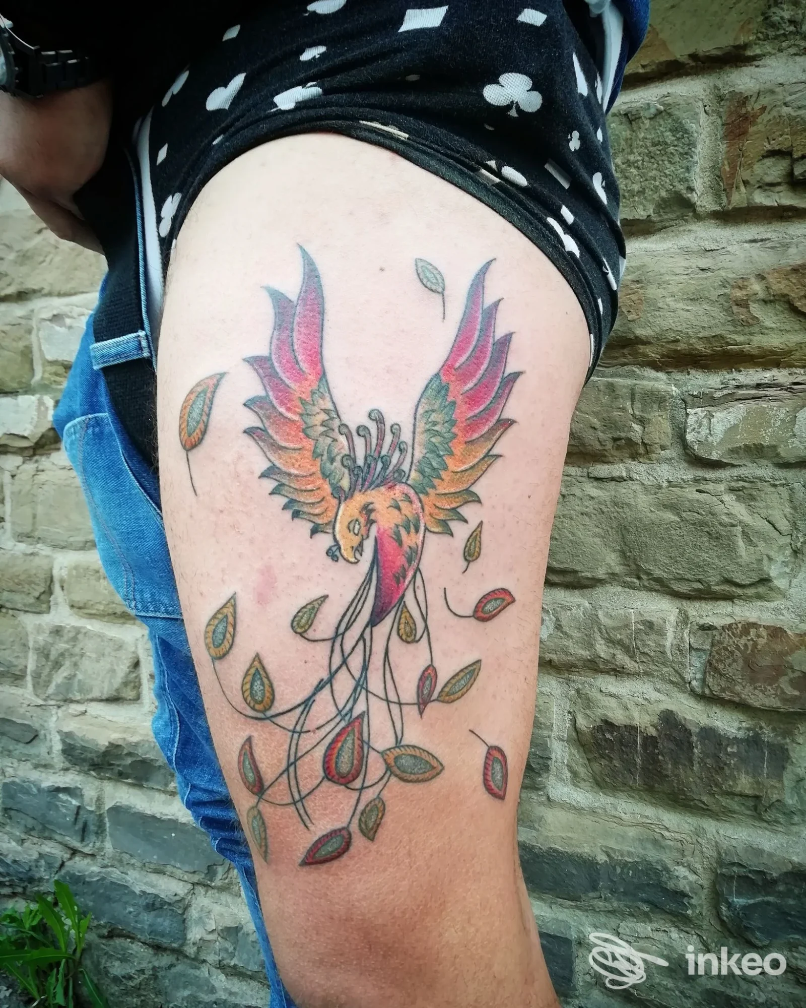 Tatuaggio a colori di un uccello stilizzato sulla coscia, foto inviata da Black Mamba Tattoo a Firenze.
