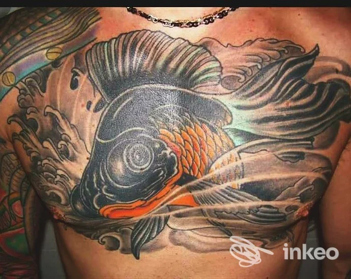 Grande tatuaggio a carpa sul petto, fotografato per Bullet Tattoo Di Doorfard Dariush a Livorno; dettagli in nero, grigio e arancione.