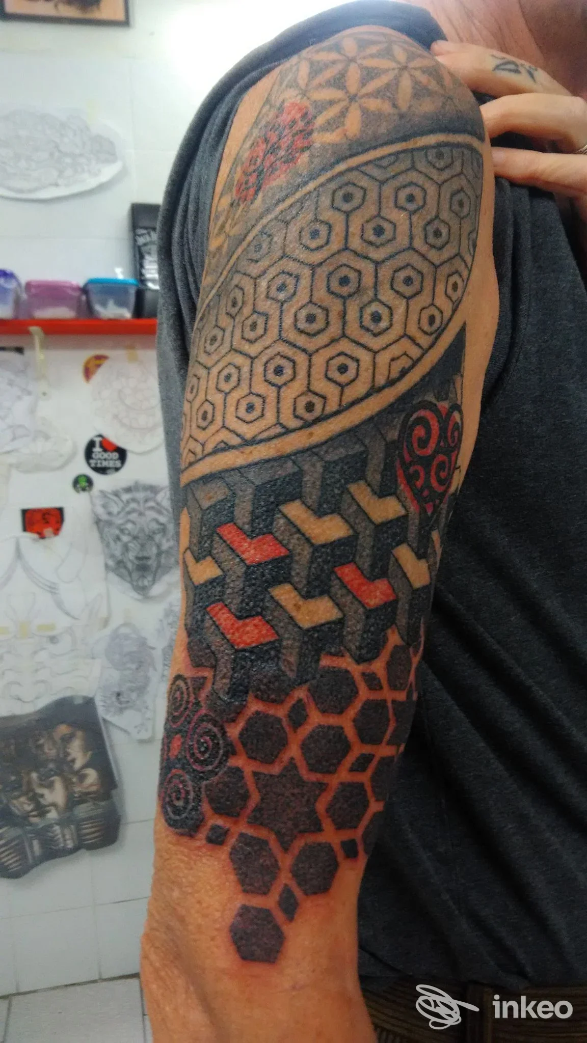 Mezza manica geometrica e blackwork su braccio reale, Bullet Tattoo Di Doorfard Dariush, Livorno.