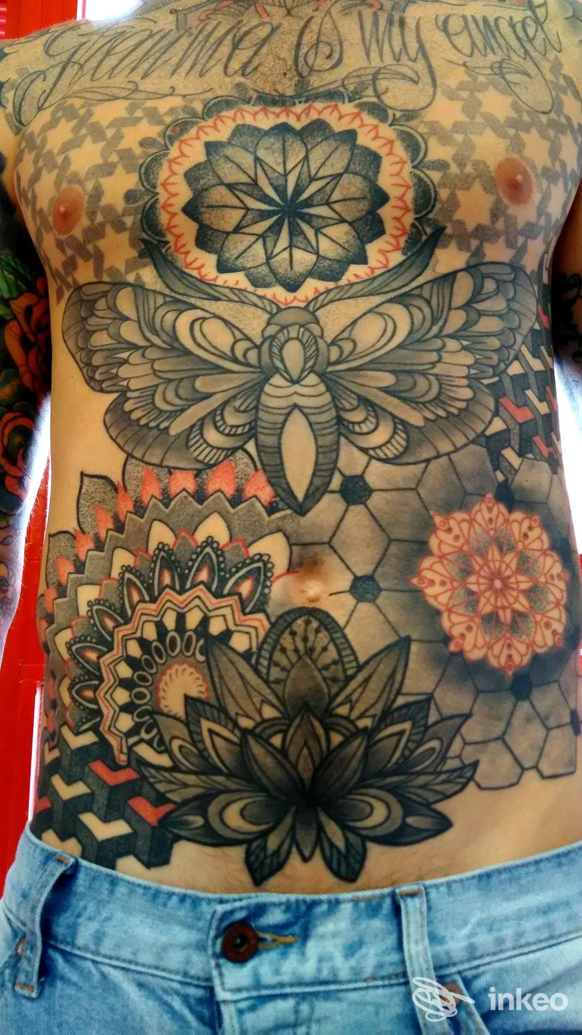 Foto del torace e addome con tatuaggi geometrici e mandala, Bullet Tattoo Di Doorfard Dariush, Livorno.