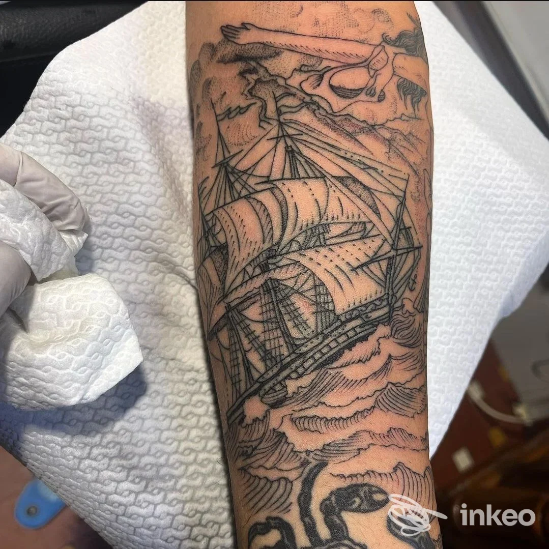 Tatuaggio nero di una nave a vele sull'avambraccio, foto di C H Z Tattooing, Massa.