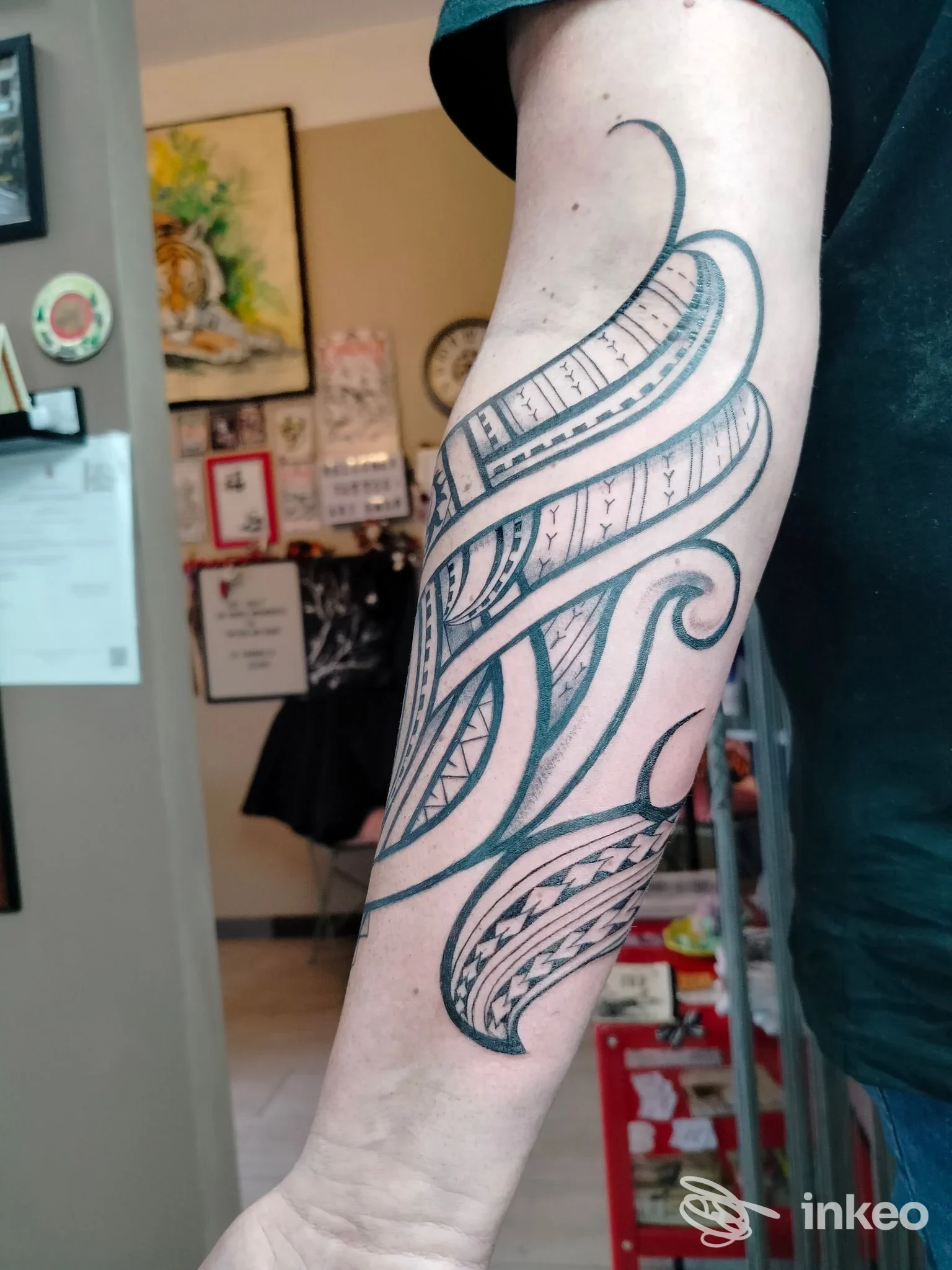 Tatuaggio ornamentale lineare sull'avambraccio fotografato nello studio Cannella Elena - Tattoo Art Shop a Castellina Marittima.