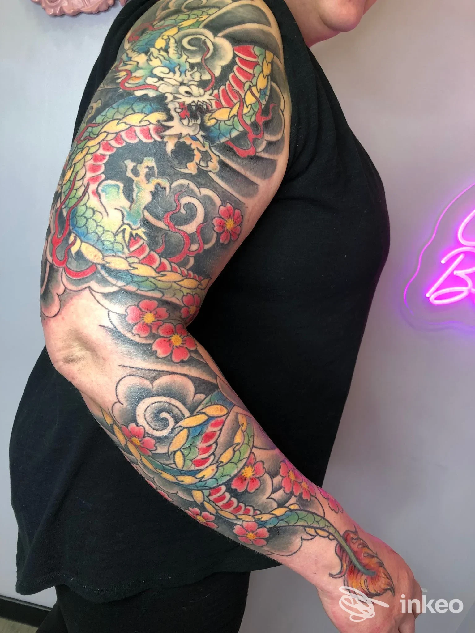 Manica tatuata a colori su braccio e spalla, foto scattata allo studio Cherry Bloom Tattoo a Fornaci di Barga.