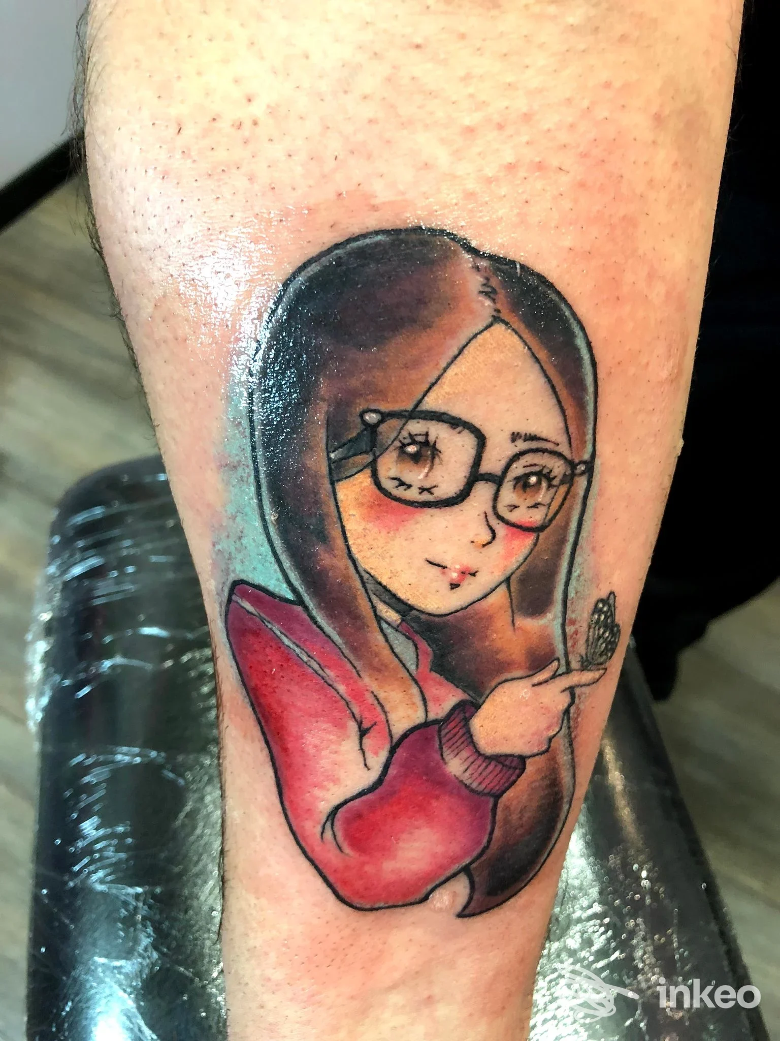 Tatuaggio su avambraccio raffigurante una ragazza in stile anime, Cherry Bloom Tattoo, Fornaci di Barga.