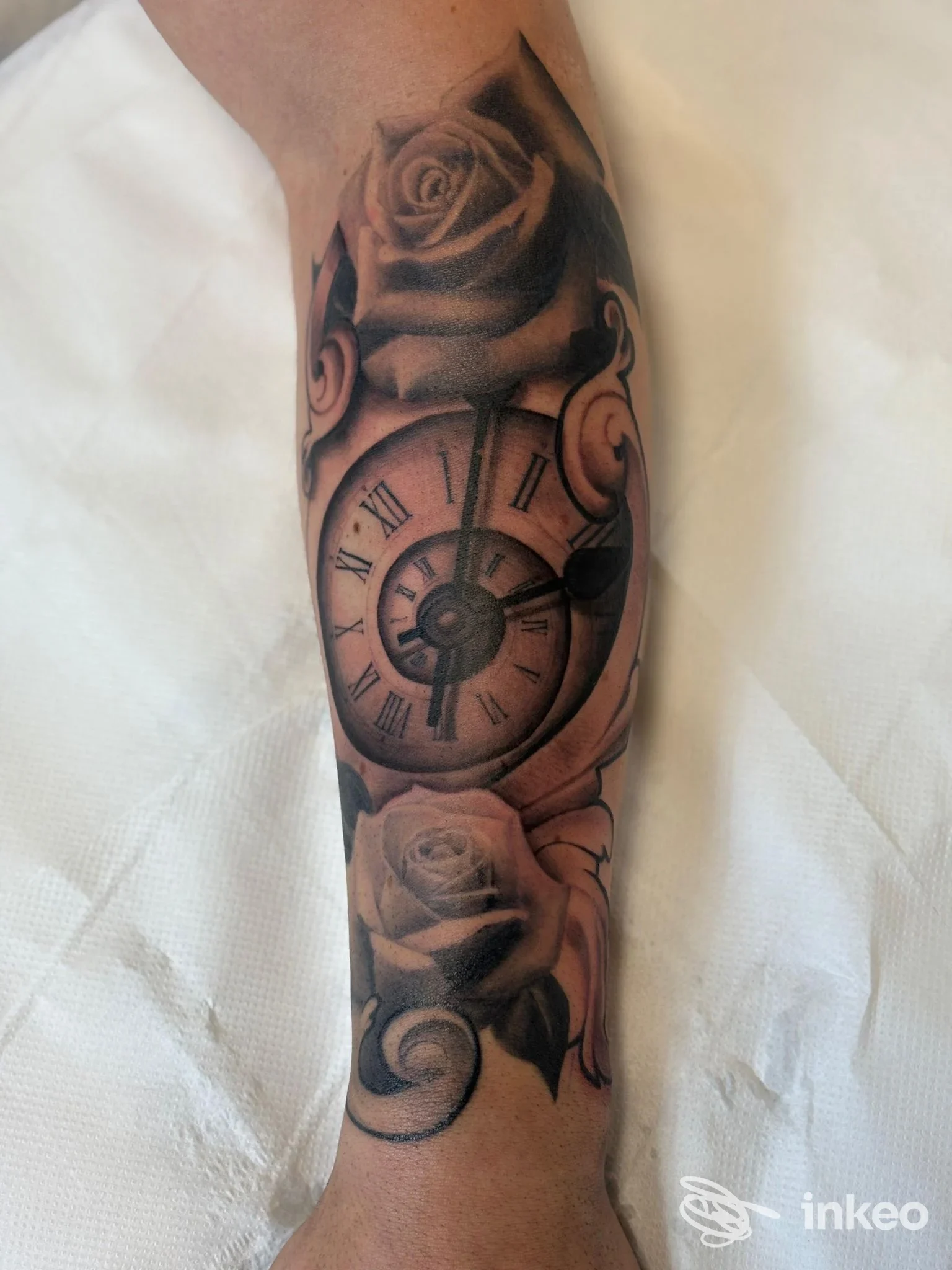 Tatuaggio realistico su avambraccio con orologio e rose, foto fornita da DAMA TATTOO STUDIO, Vada.