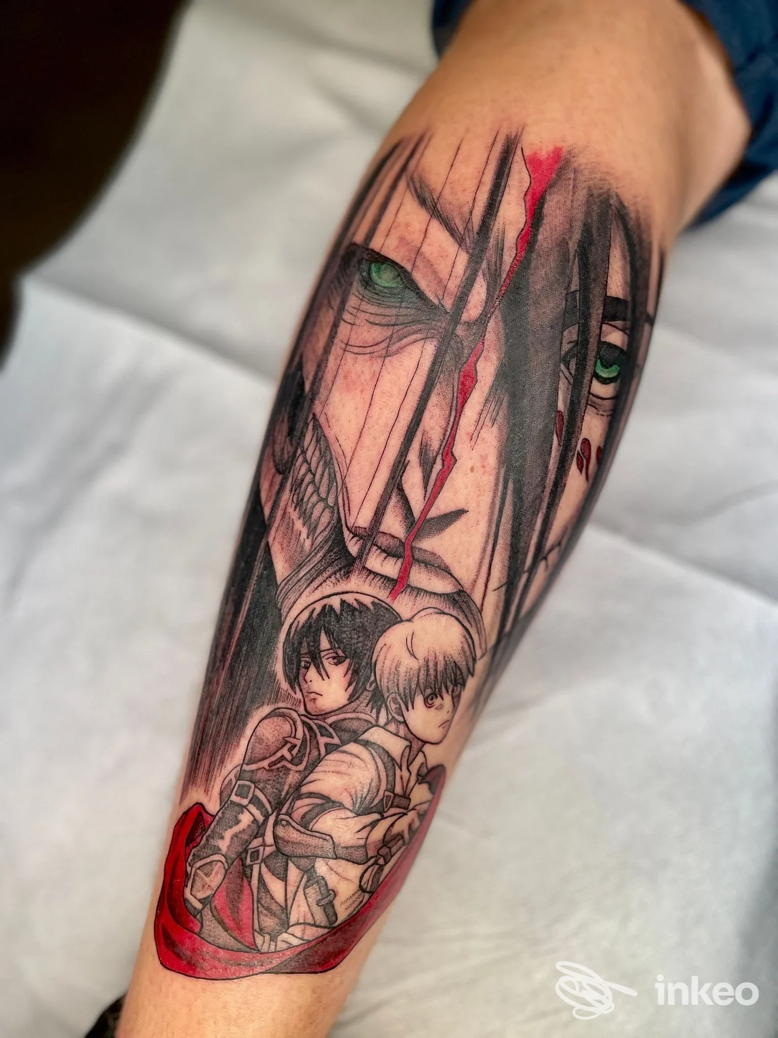Tatuaggio ritratto su avambraccio con occhi verdi e dettagli rossi, Borgo 325 Tattoo studio, Livorno.