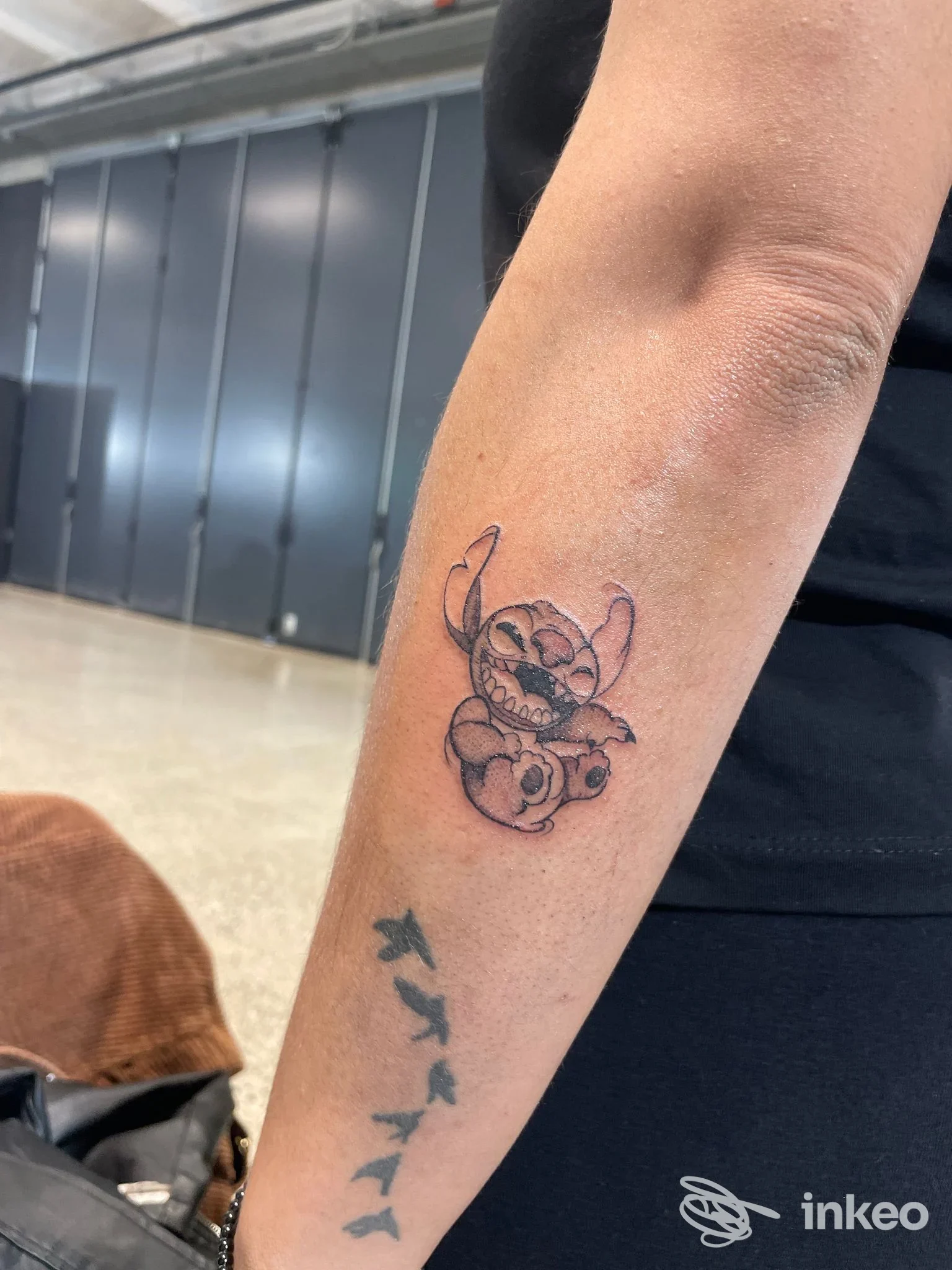 Tatuaggio cartoon sul avambraccio con personaggio su teschio, scatto interno eseguito presso Borgo 325 Tattoo studio a Livorno.
