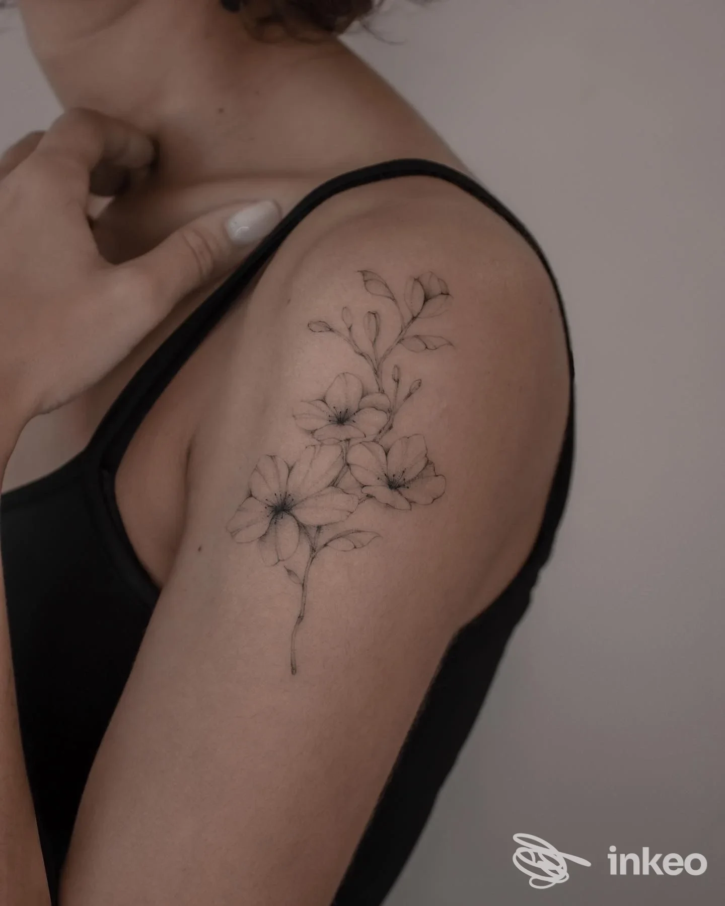 Tatuaggio floreale a linee sottili sulla spalla/braccio superiore, foto inviata da Ci.gi tattoo, Livorno.