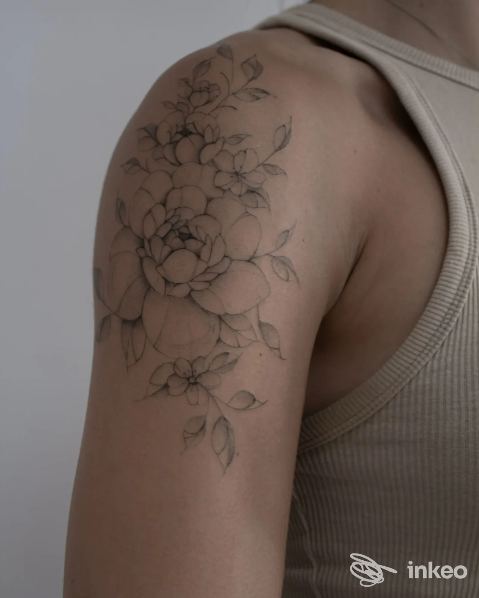 Tatuaggio floreale nero su spalla e parte superiore del braccio, foto inviata da Ci.gi tattoo, Livorno.
