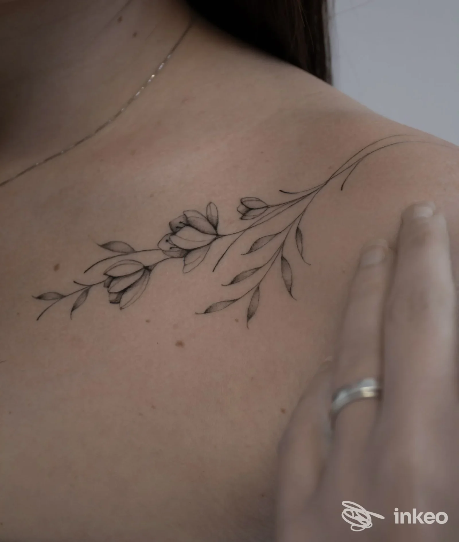 Dettaglio tatuaggio floreale lineare sulla clavicola sinistra, foto di Ci.gi tattoo a Livorno.