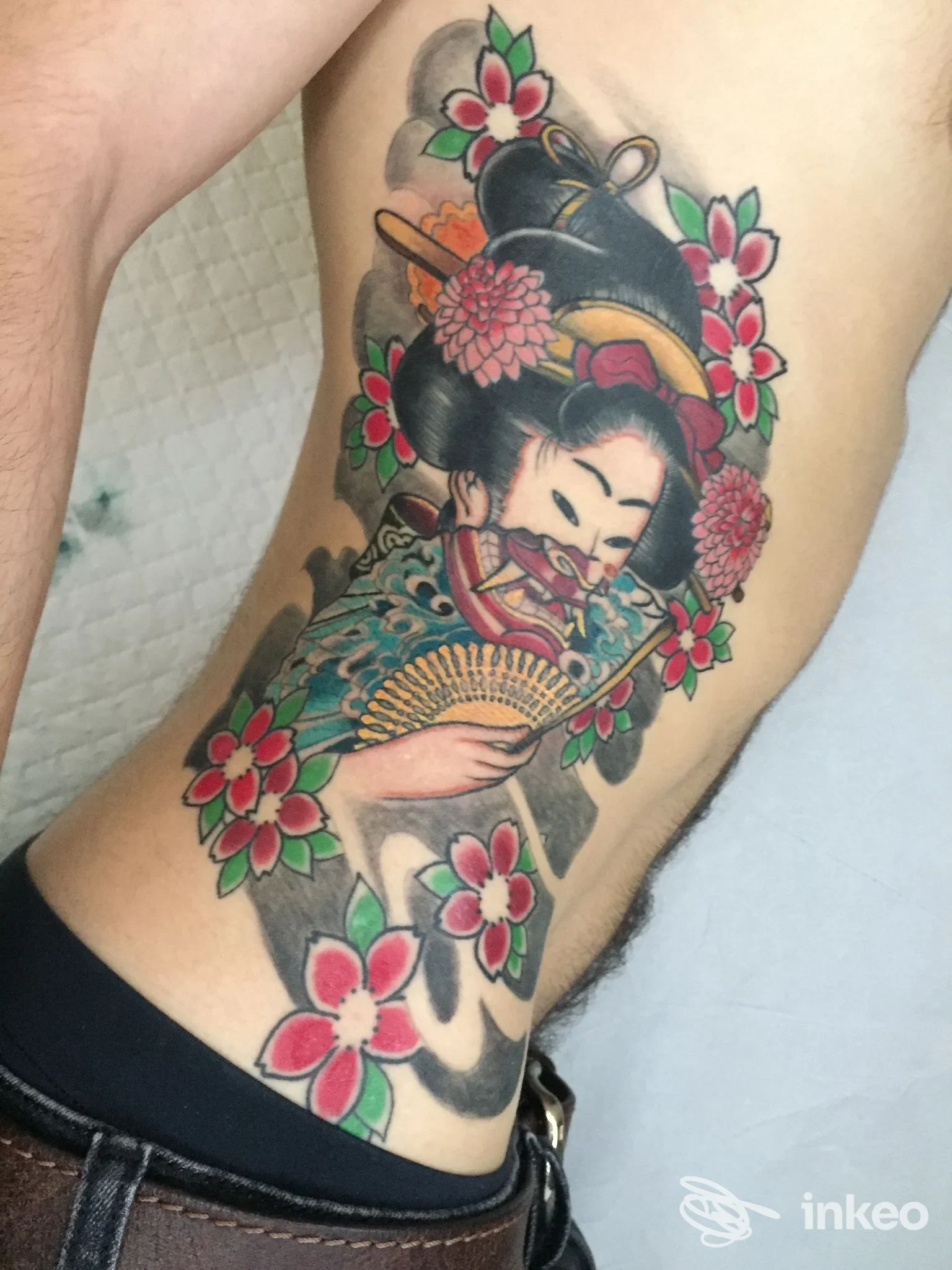 Grande tatuaggio colorato su fianco raffigurante una figura giapponese con ventaglio e fiori — Cotton Candy Tattoo, Tavarnuzze.