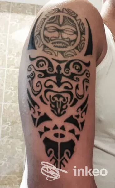 Tatuaggio tribale nero sul braccio/parte alta del bicipite. Immagine fornita da Cozmic Tattoo & Piercing, Aulla.