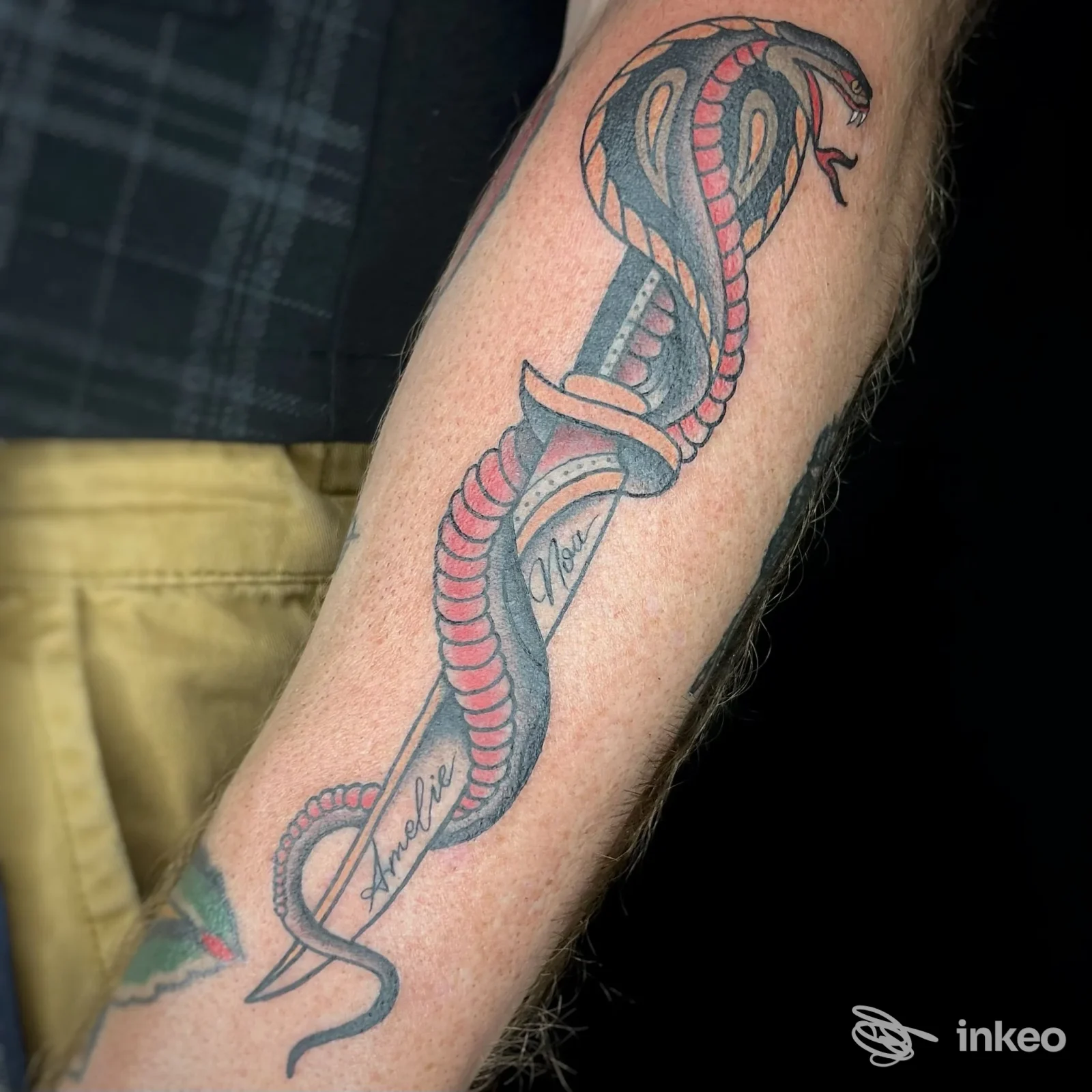 Tatuaggio su avambraccio: serpente attorcigliato attorno a un pugnale, foto fornita da DePa Ink Tattoo Studio, San Rocco A Pilli.
