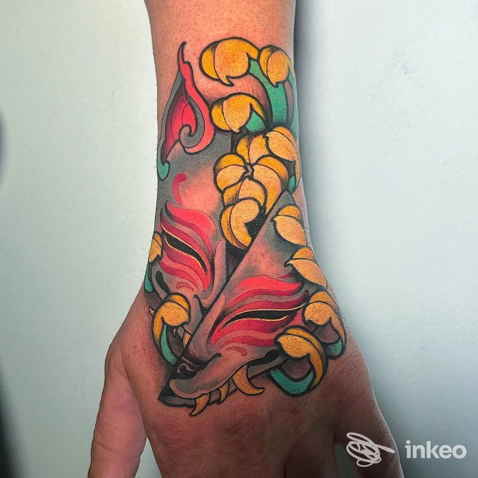 Tatuaggio colorato sul dorso della mano realizzato da Dr.Ink n' Mr.Bright TattooLab a Grosseto.
