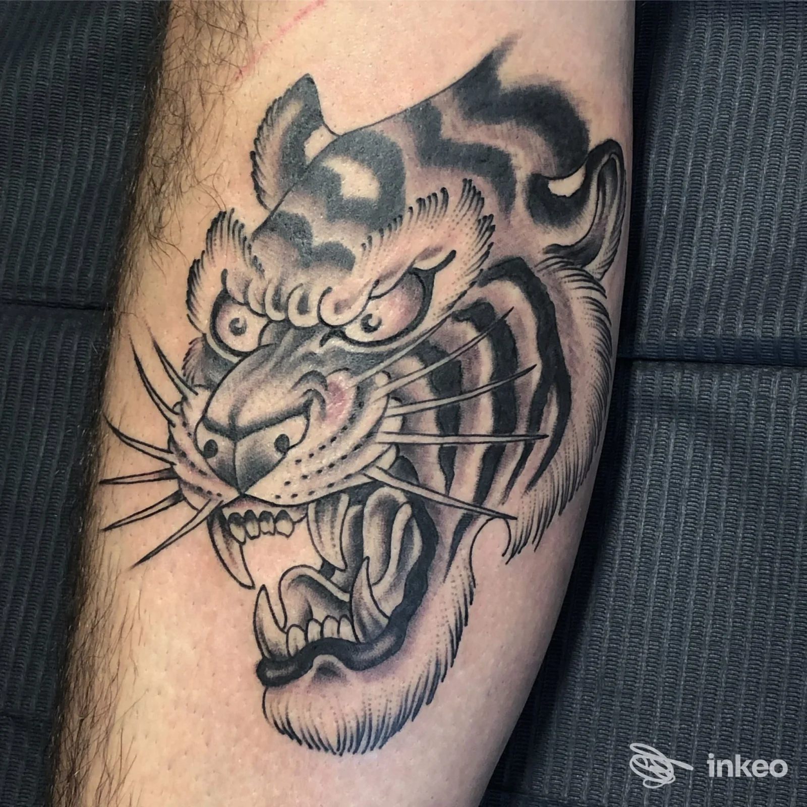 Tatuaggio a inchiostro nero e grigio di una testa di tigre sull'avambraccio, foto fornita da ECLIPSE TATTOO, Certaldo.