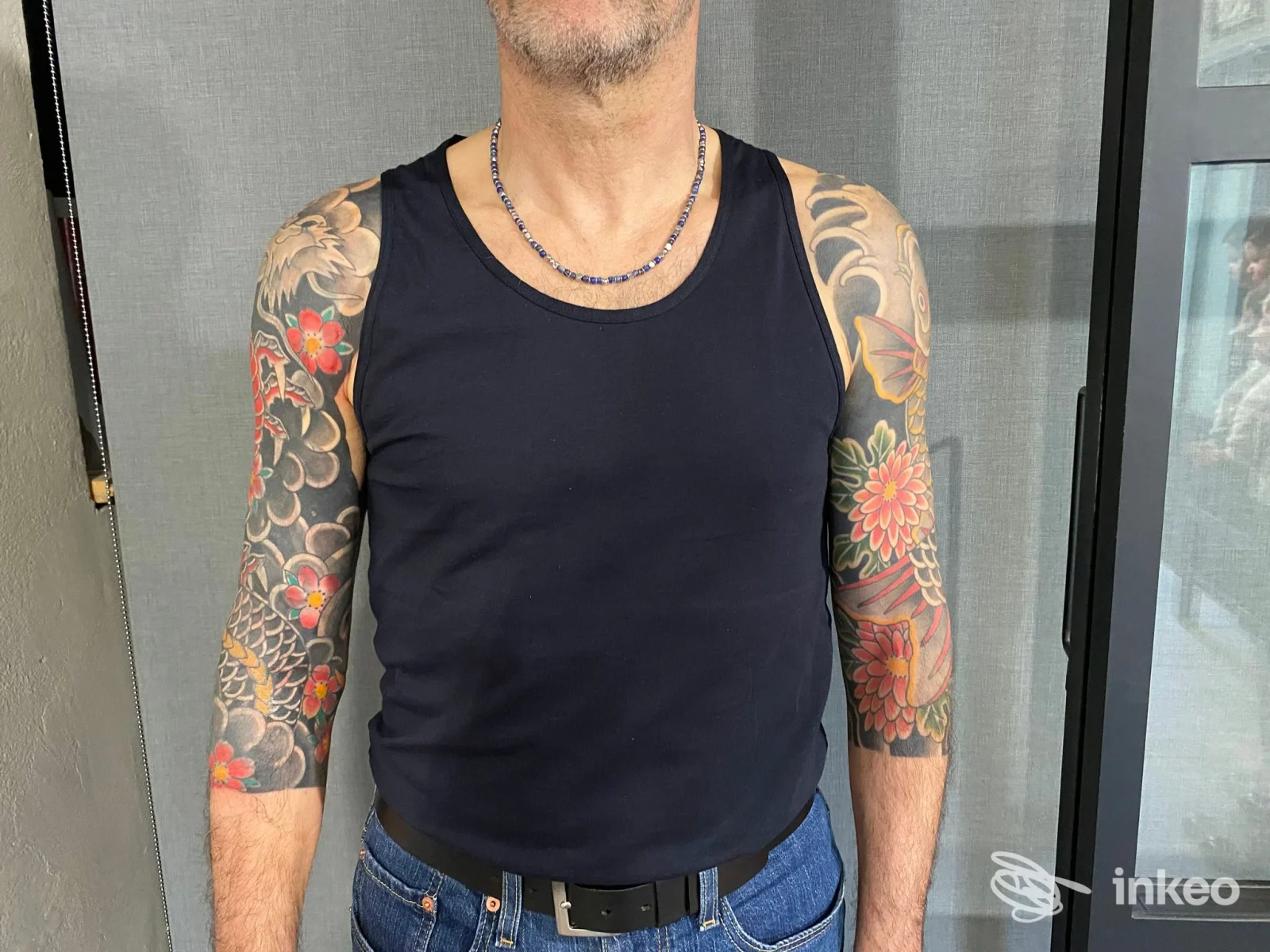 Uomo con maniche tatuate su entrambe le braccia, foto dello studio ECLIPSE TATTOO a Certaldo.