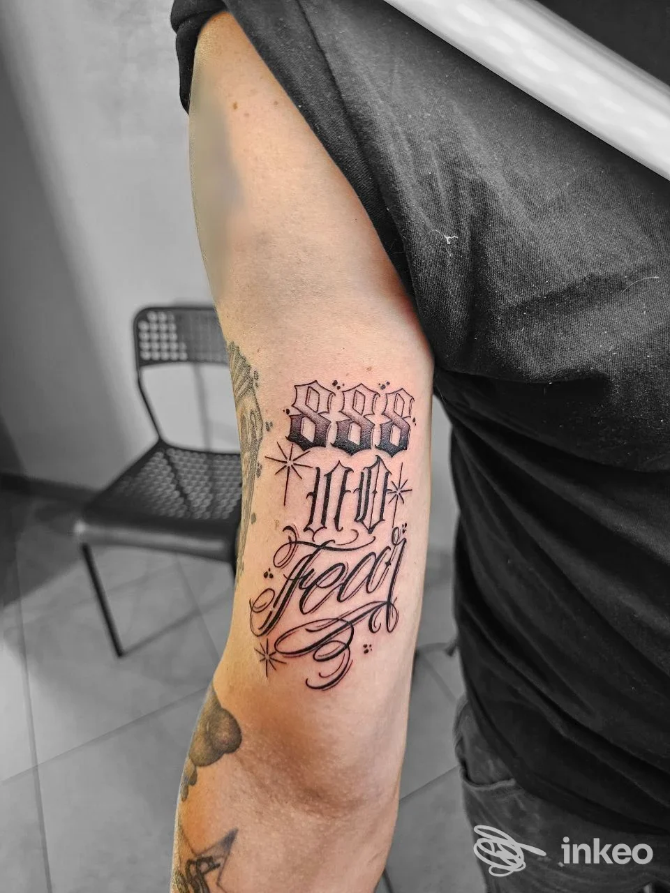 Primo piano di un tatuaggio lettering nero sull'avambraccio, foto realizzata presso Dark Romantics Tattoo a Lucca.