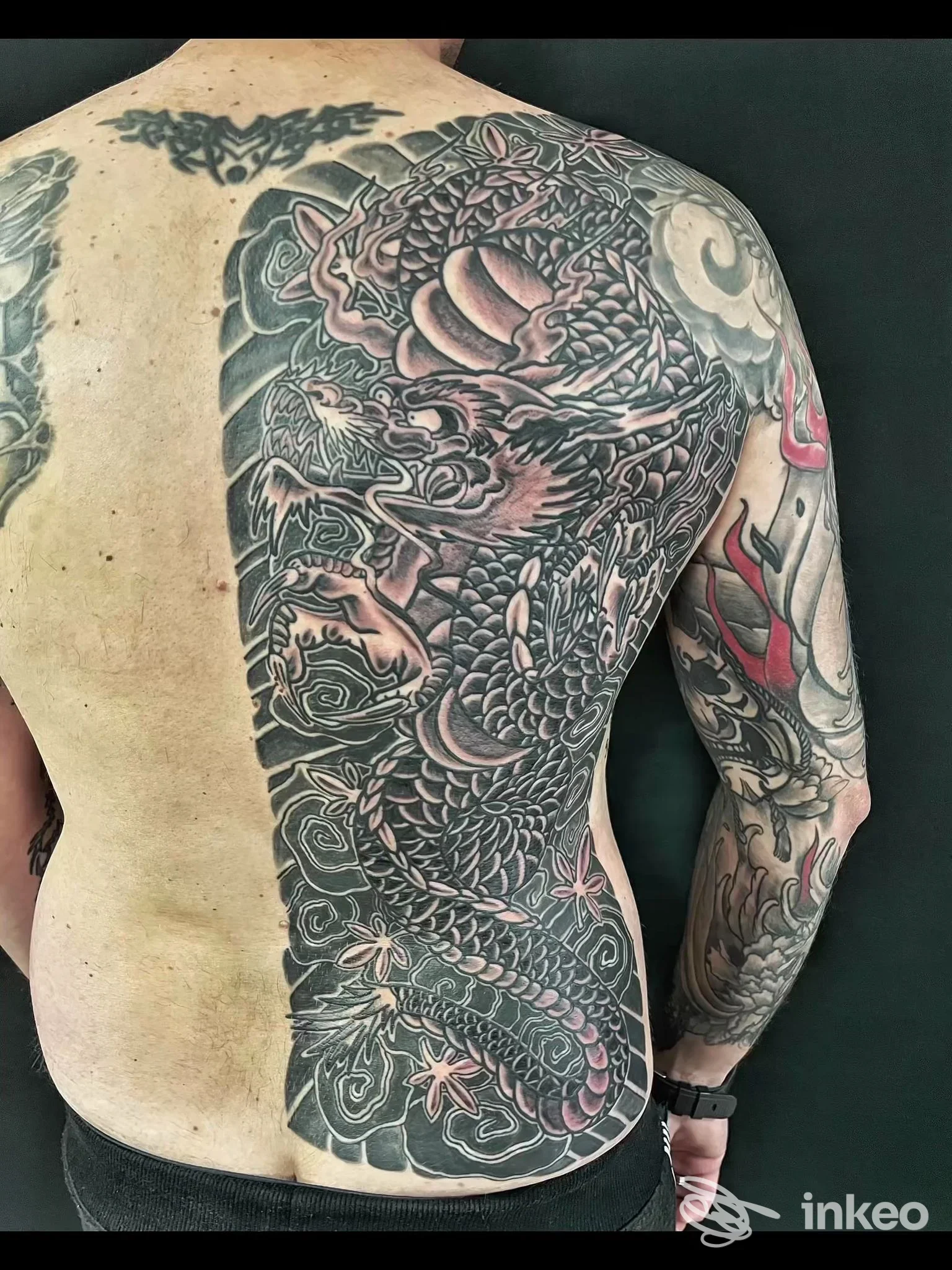 Grande tatuaggio a drago che copre la schiena destra e il braccio destro, foto inviata da El Barrio Loco Tattoo & Piercing, Pontedera.