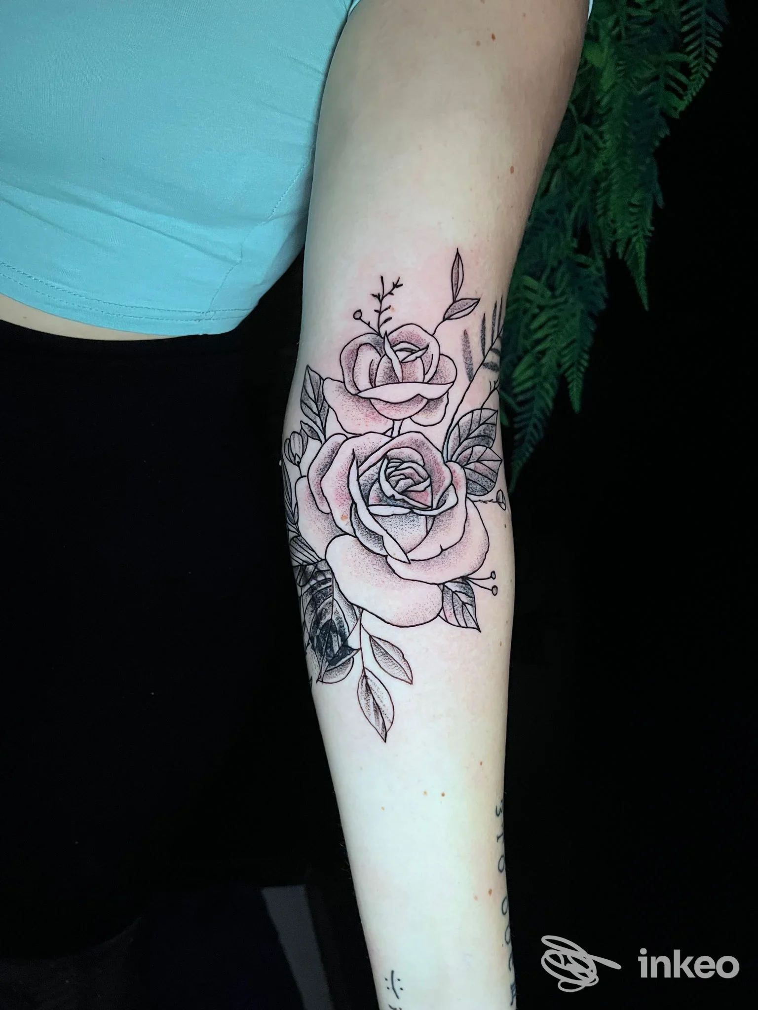 Tatuaggio floreale sull'avambraccio con due rose e foglie, realizzato da El Barrio Loco Tattoo & Piercing a Pontedera.