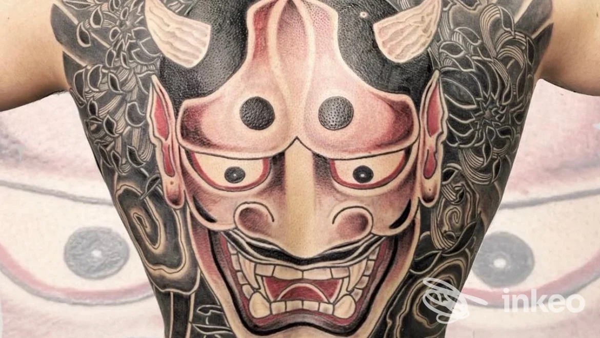 Grande tatuaggio a tema maschera Hannya sul petto, foto proveniente da El Barrio Loco Tattoo & Piercing, Pontedera.