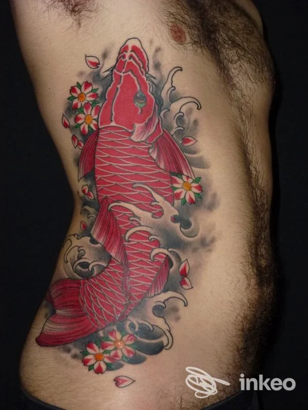 Tatuaggio carpa colorata sul fianco di un uomo, Electric Tattooing Viareggio, Viareggio.