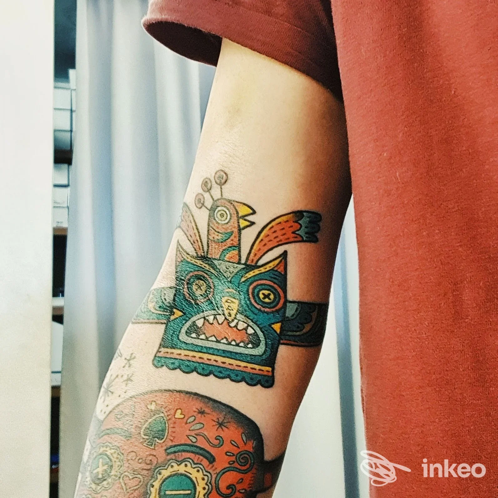 Tatuaggio colorato a soggetto animale stilizzato sull'avambraccio, linee nette e dettagli grafici. Electric Tattooing, Viareggio.
