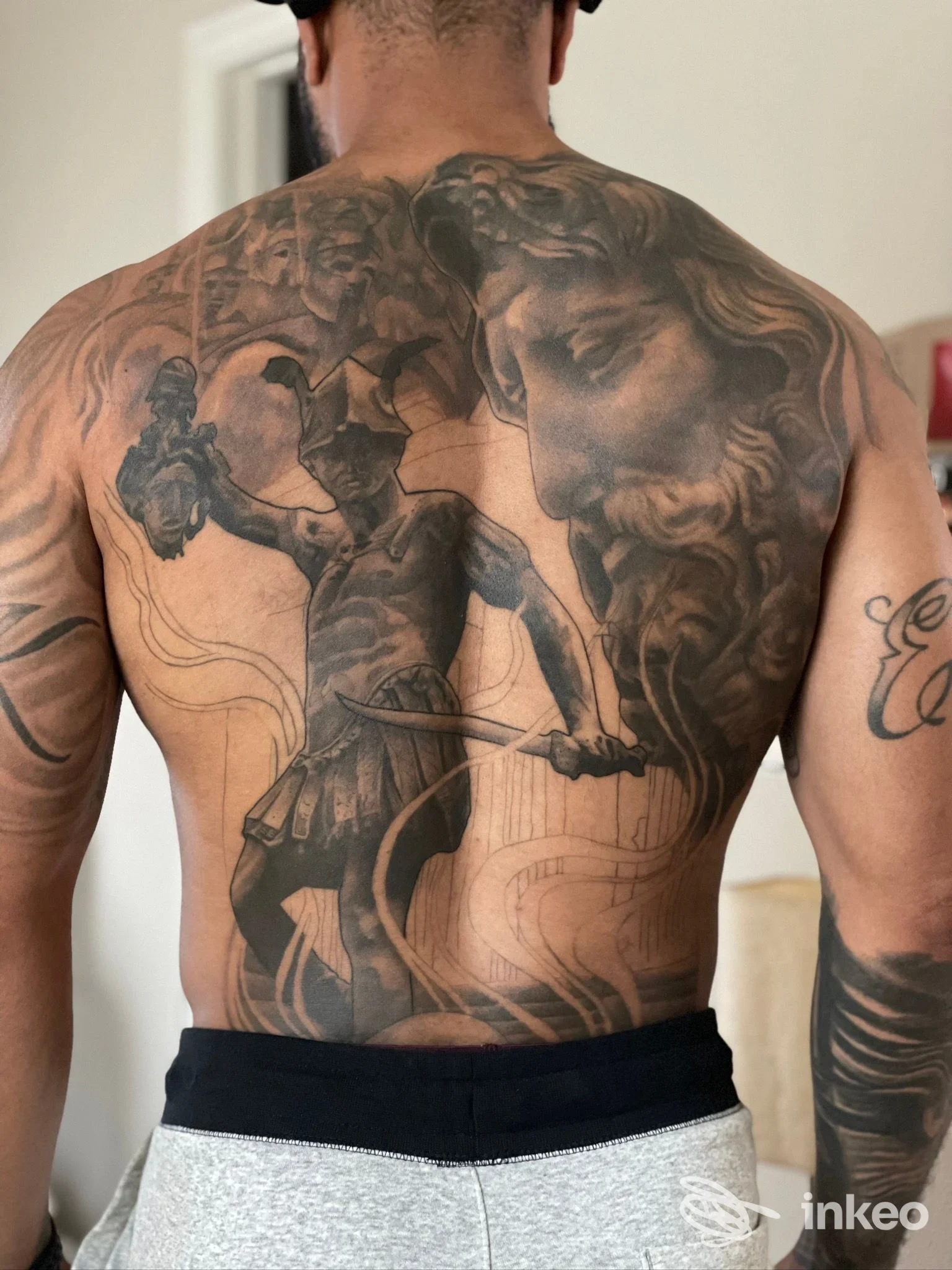 Grande tatuaggio a tutta schiena in bianco e nero su uomo adulto, foto per Energia Tattoo Studio Livorno.