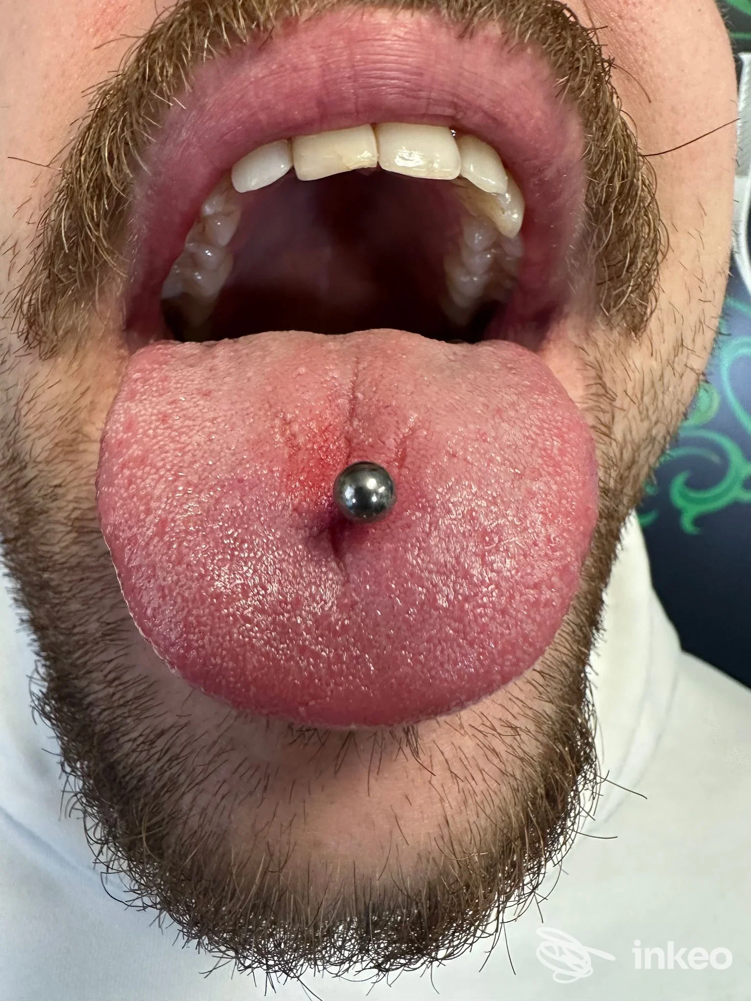 Primo piano di lingua con piercing a barra mostrato dallo studio Florence City Ink Tattoo Studio a Firenze.