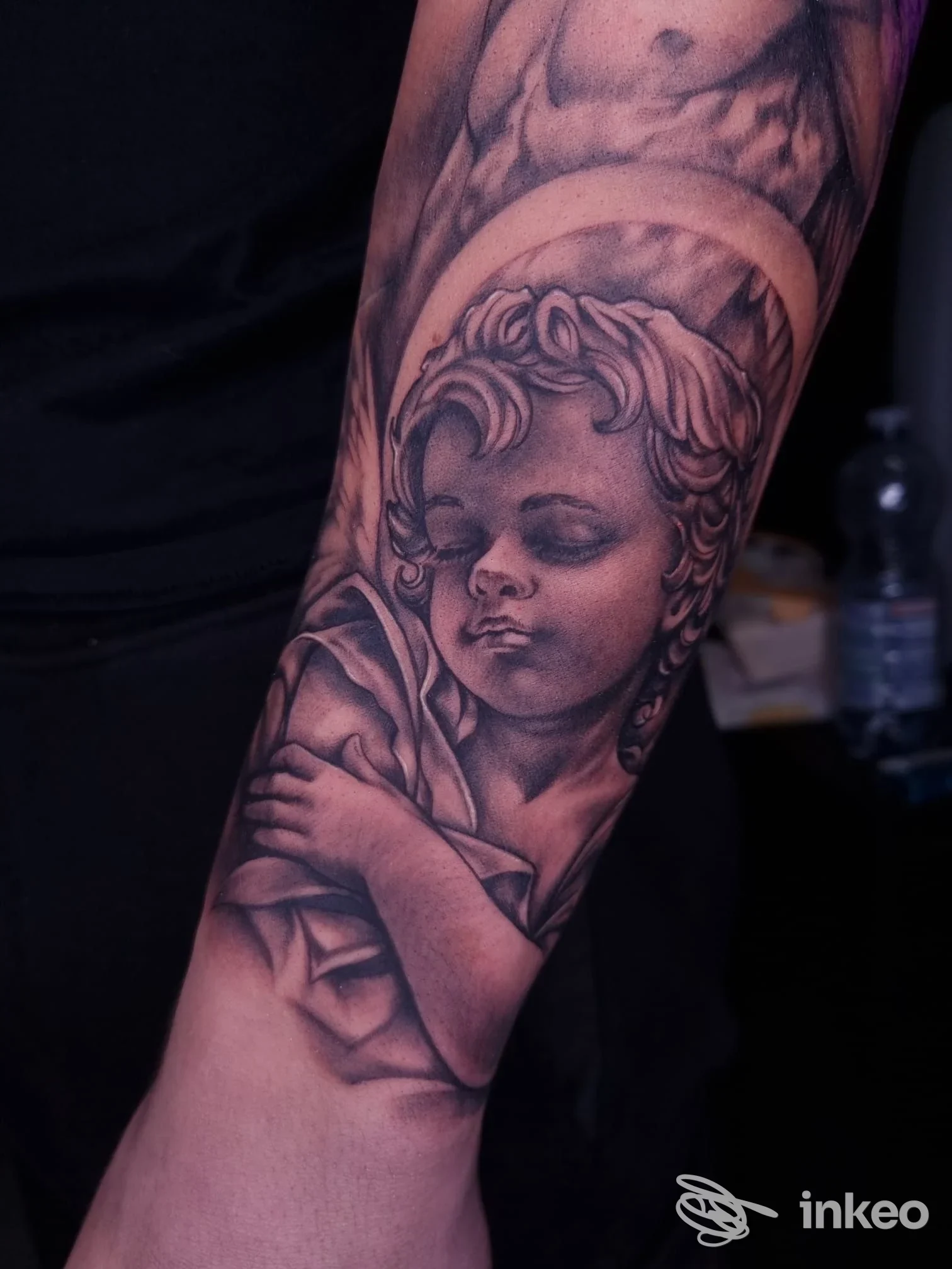 Ritratto realistico di un angelo tatuato sull'avambraccio, foto per ARTCORE Tattoo & Piercing, Lastra a Signa.