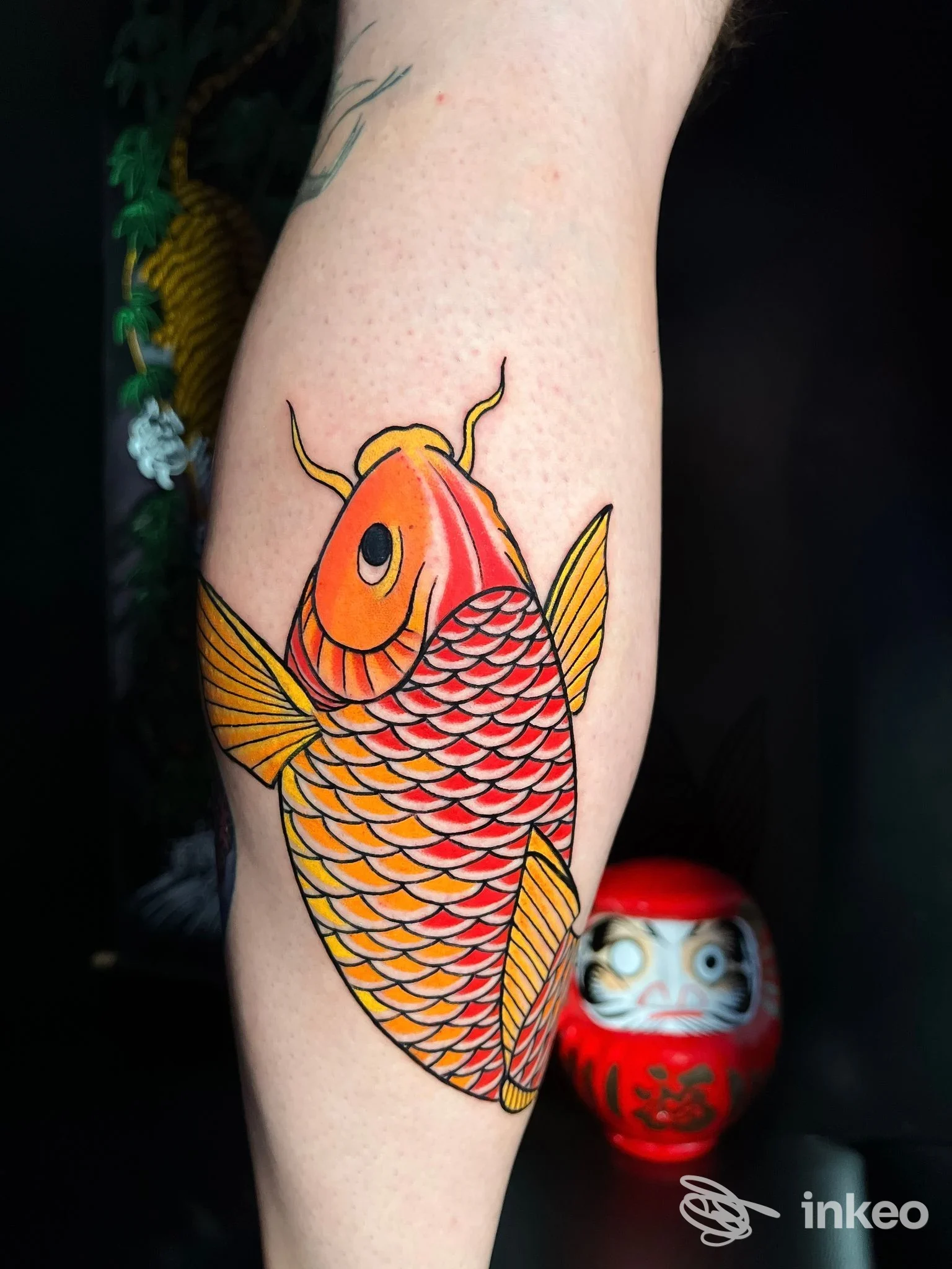Tatuaggio carpa colorata sul polpaccio, AM_Tattoo Studio, Montemurlo.