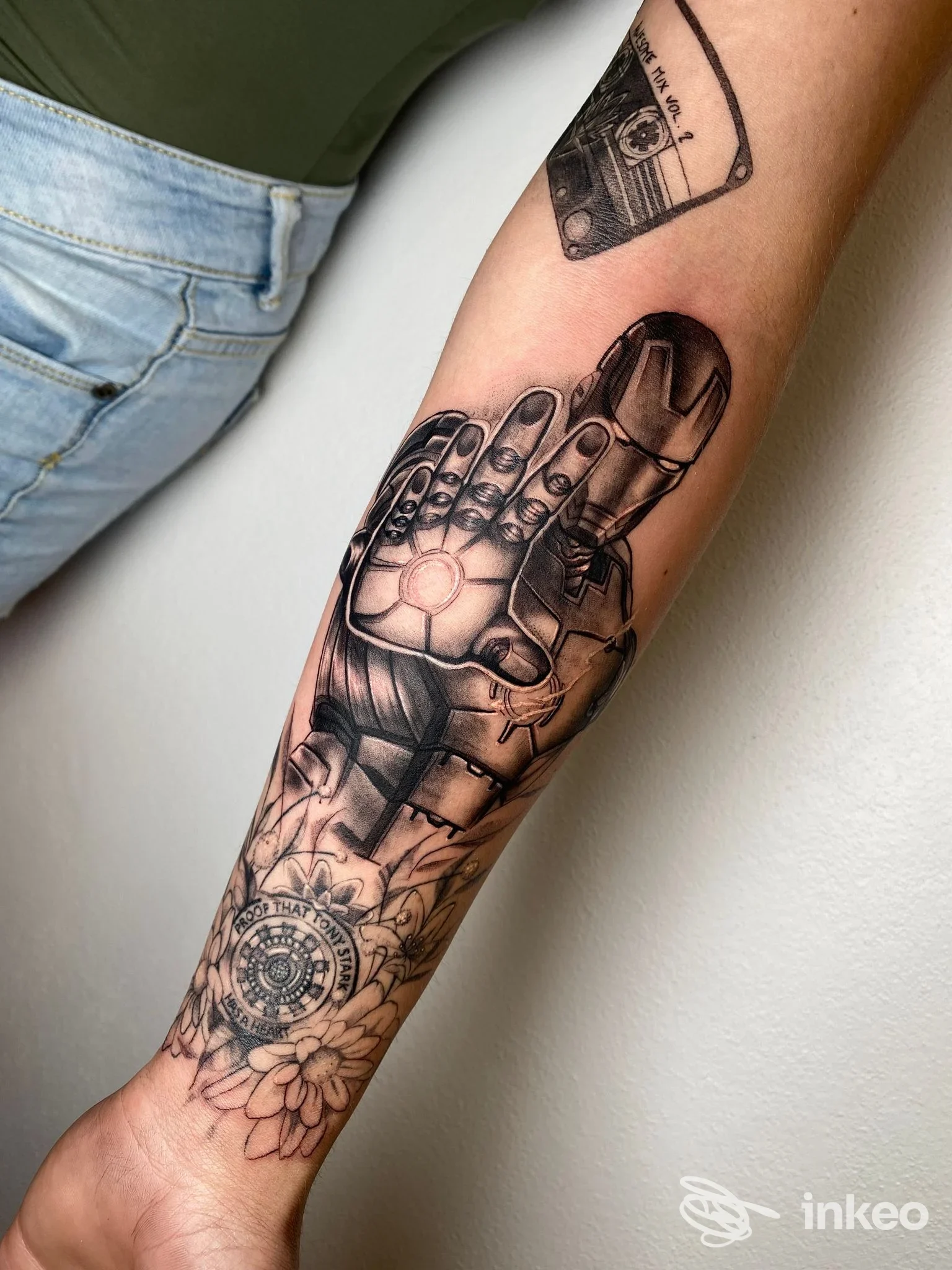 Avambraccio tatuato con grande composizione black & grey raffigurante la mano/armatura di Iron Man. Araba Fenice Tattoo Studio, Ponsacco.