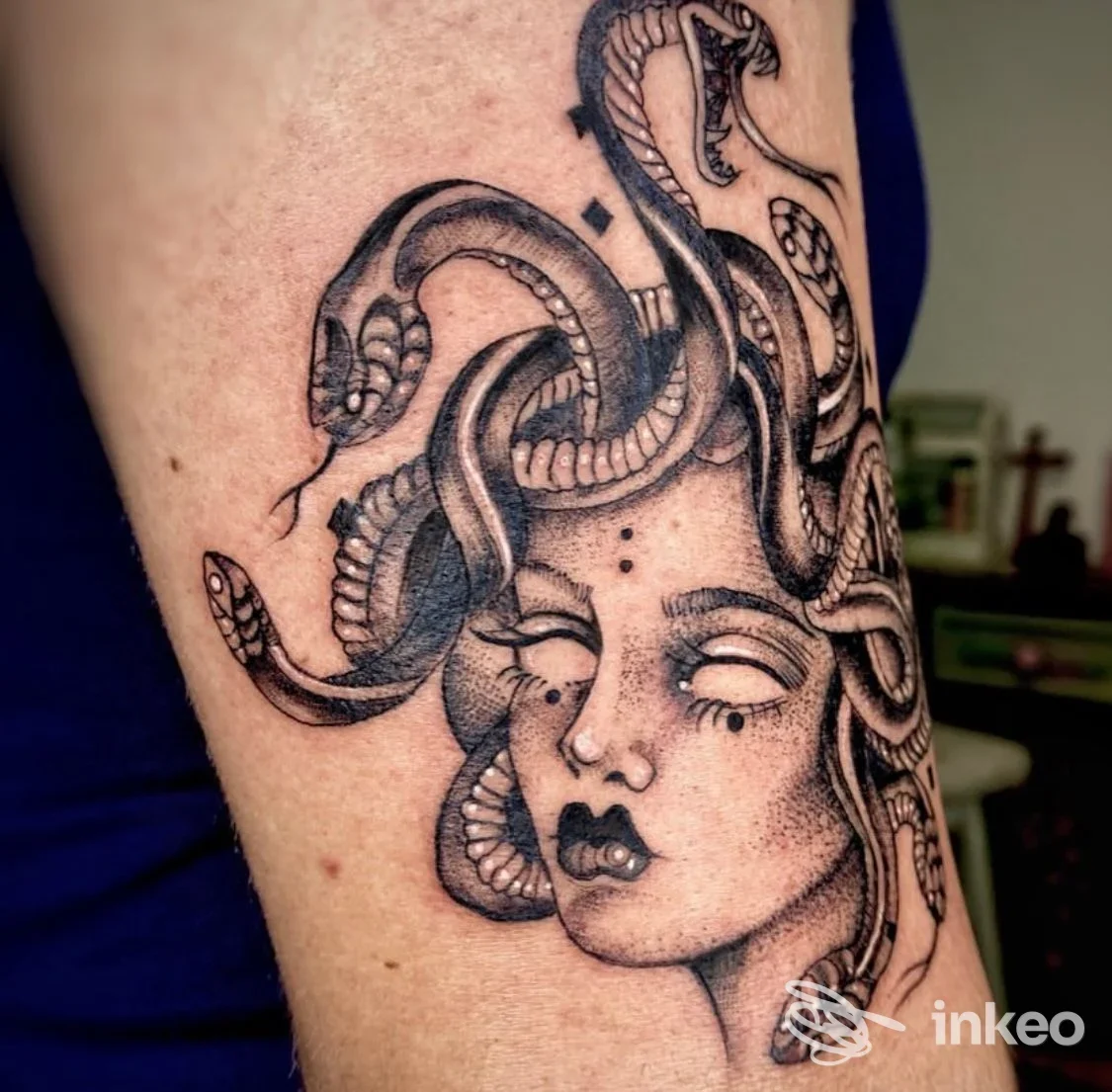 Tatuaggio Medusa in bianco e nero sull'avambraccio, foto inviata da Art Mess tattoo a Molino del Piano.