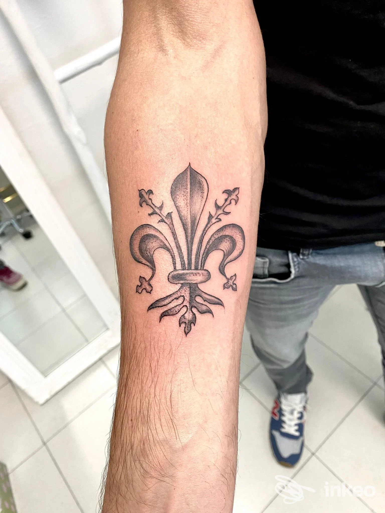 Tatuaggio a fleur-de-lis sull'avambraccio interno, realizzato presso Art Mess tattoo a Molino del Piano.