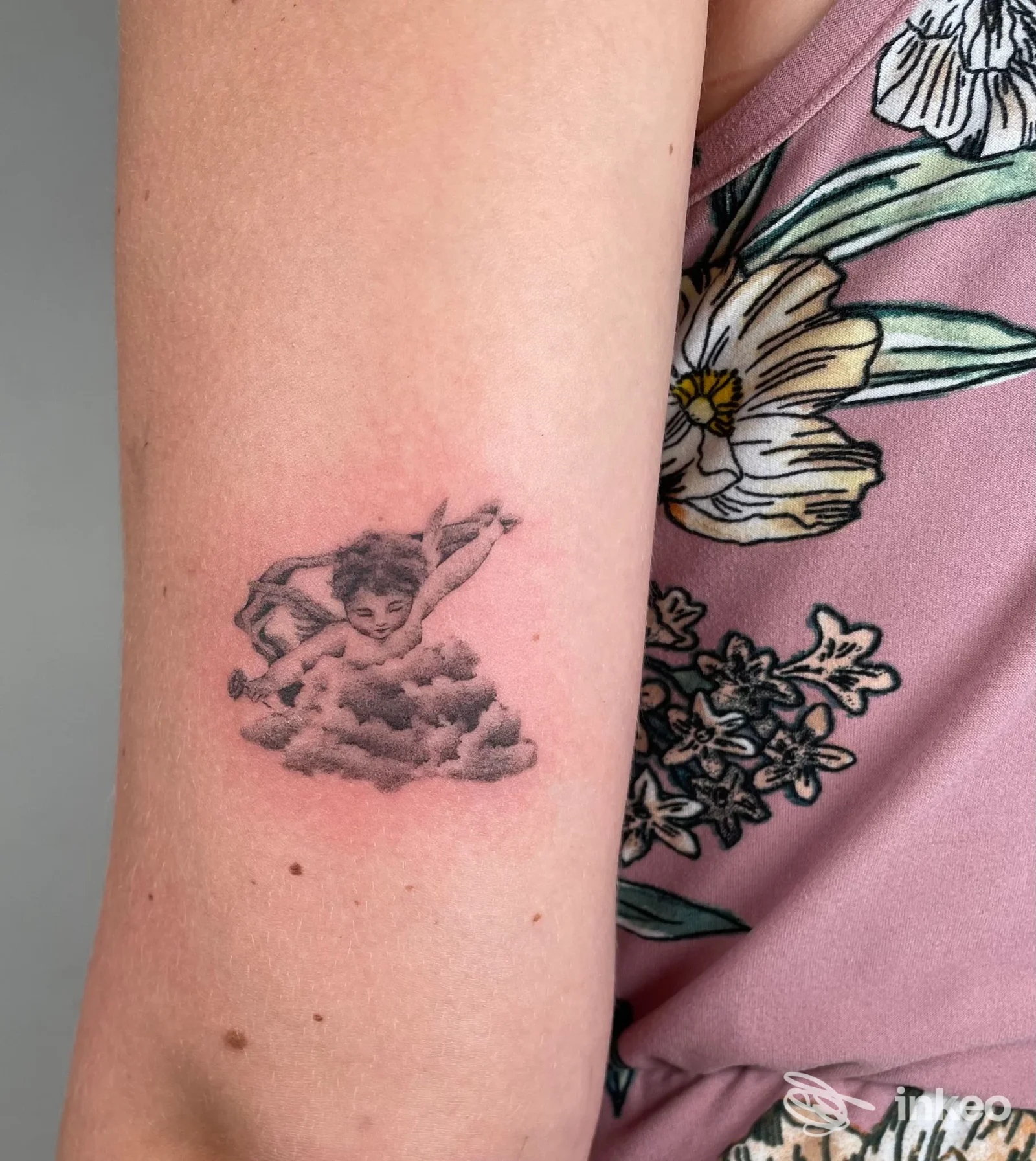 Piccolo tatuaggio cherubino in bianco e nero sul braccio superiore interno, eseguito da Bad Brother's Tattoo, Firenze.