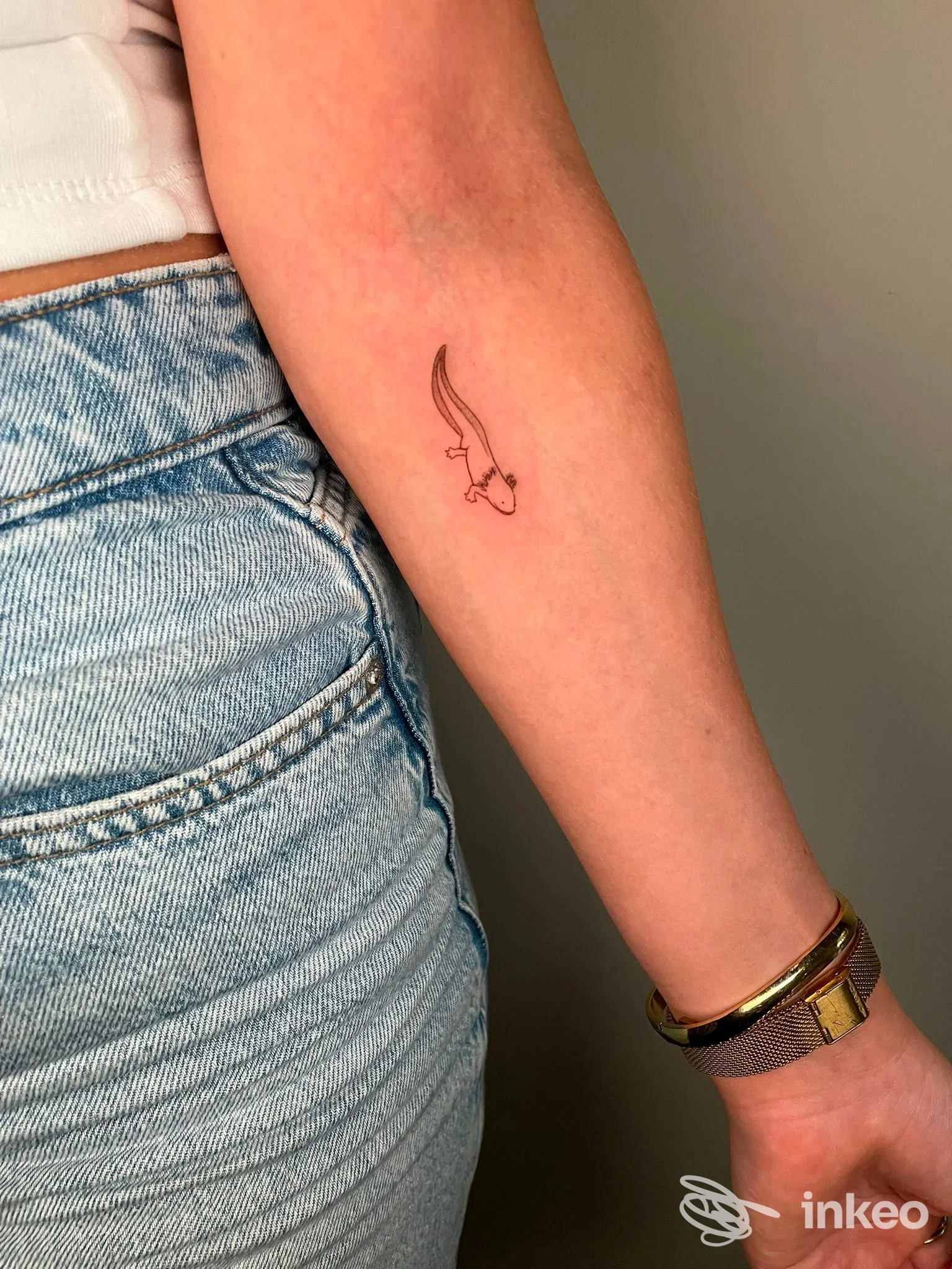 Piccolo tatuaggio lineare sull'avambraccio interno; foto inviata dallo studio Bad Brother's Tattoo, Firenze.