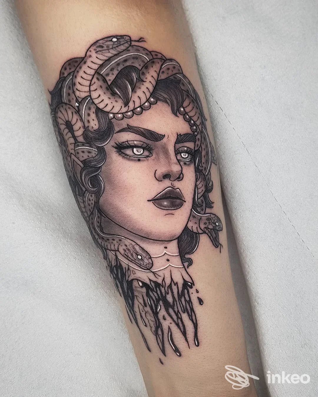Tatuaggio Medusa in bianco e nero sull'avambraccio, foto inviata da Cadillac Ranch Tattoo, Firenze.