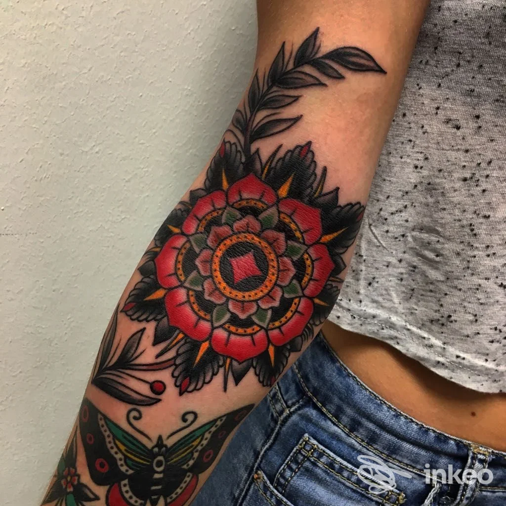Tatuaggio colorato a mandala sull'avambraccio, fotografia di Cherry Red Tattoo & Body Piercing a Empoli.